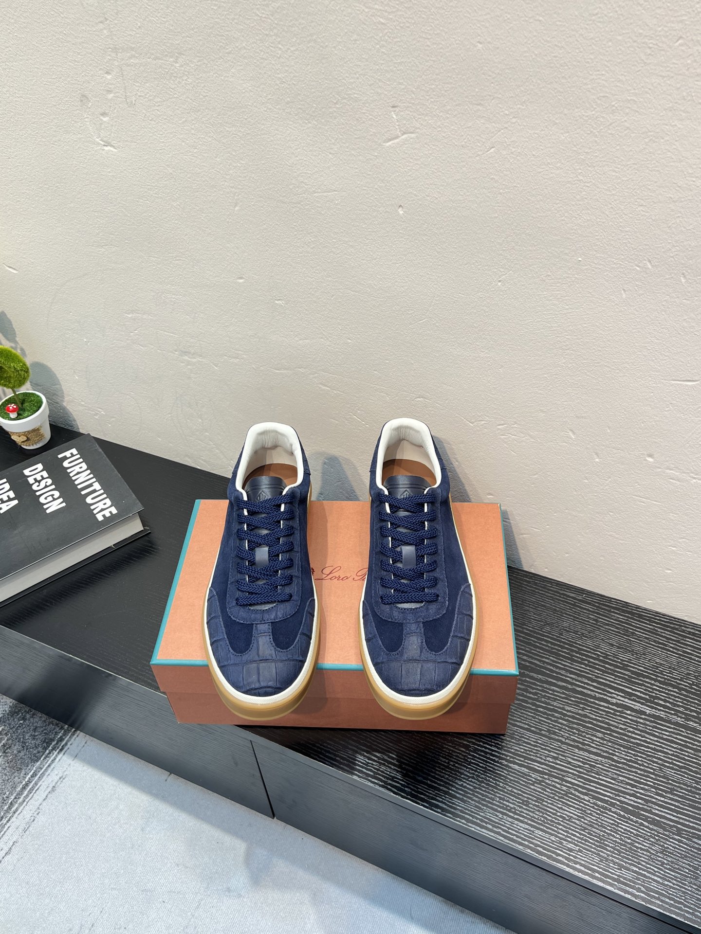 NO:851756,——LP classic loafers, an Italian treasure brand, the only brand that can match Hermès!  Only after wearing it do we know that we can’t live up to our feet. Imported cashmere upper, water-dyed cowhide lining and cowhide feet. Official original glass rubber outsole and pendant. Exclusive original packaging (tag brand paper outer box handbag), size male 38-45 (45 46 custom-made), hermes, loro piana, loafers, cowhide19860909—— lp经典乐福鞋,意大利宝藏品牌,唯一能和爱马仕匹配的品牌！穿了才知道不能辜负我们的双脚,鞋面进口小羊绒,水染牛皮内里牛皮垫脚 官方原版玻璃胶大底、吊坠.独家原版包装（吊牌品牌纸外盒手提袋）码数男38-45（45 46定做）,,hermes,loro piana,loafers,cowhide,Men's shoes