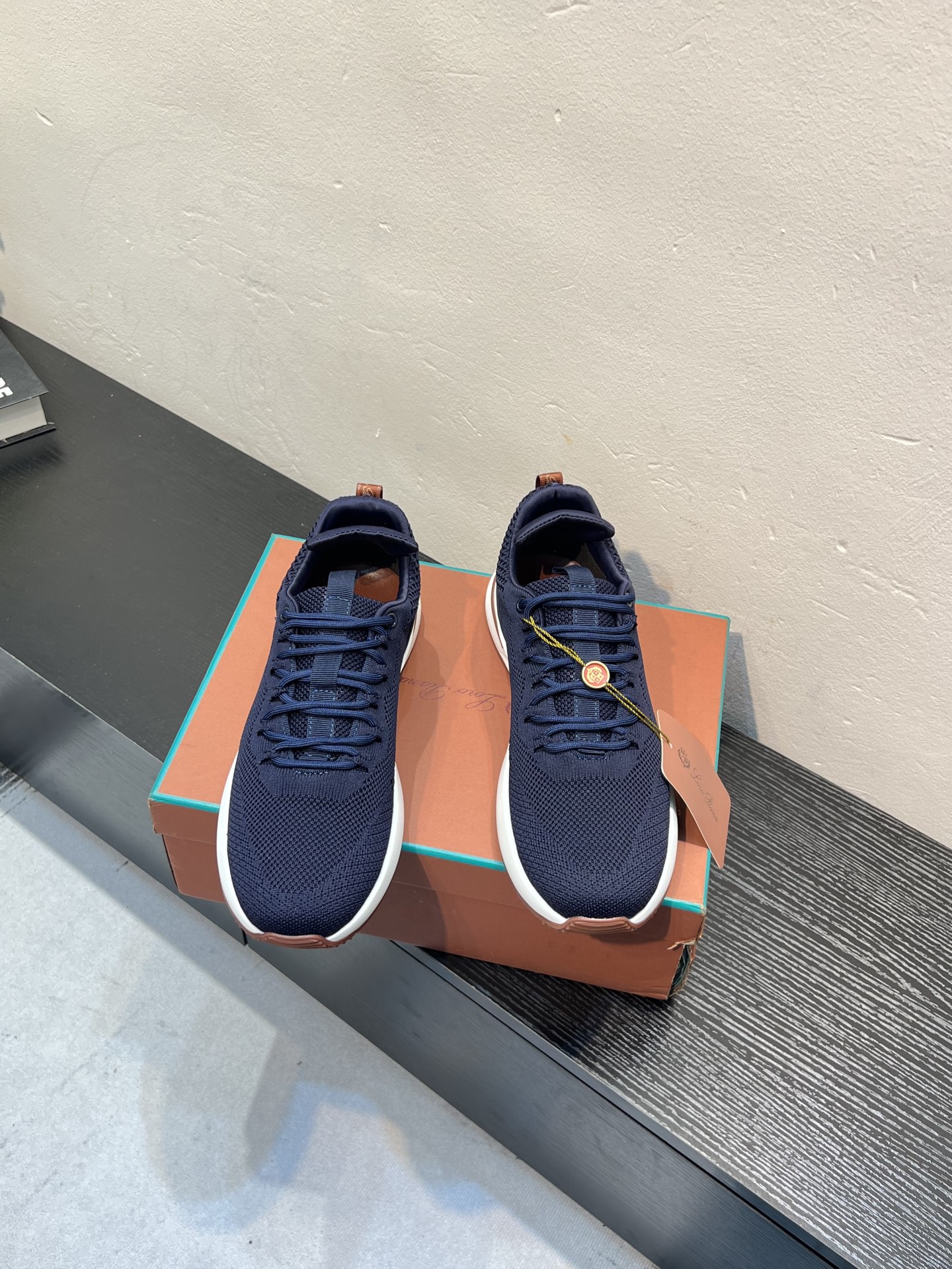 NO:851767,Loro Piana Walking Sports Men's Shoes LP Jogging Shoes (Original Soles Made in Guangdong) Randomly Go in and Out of the Counter Comparison This casual shoe is knitted with Wind fiber and handmade to show a unique three-dimensional effect. The unique version narrows slightly in the middle and is embellished with naba leather details. The lightweight TPU sole and edge studs enhance grip and stability, and the functional details full of modern beauty add a sporty style to the shoes. The upper uses hot-melt edge sealing technology  The lightweight technical material of the Kummel-colored rubber outsole is inlaid with cushioning pads on the inside of the sole, allowing for more even weight distribution and reducing the load during walking. Leather eyelets are set directly on the upper fixed to the sole to ensure stability. The rear is equipped with cushioning pads to improve wearing comfort. Fabric: Nylon Decoration: Cow leather Accessories: Polyurethane Full set of packaging at the counter Comes with insoles and shoelaces Same as the counter Size 39/44 (customized in 45), loro piana, loro  piana,cowhide19860909Loro Piana 散步 运动 男鞋 LP慢跑鞋（莞产代工厂原厂底）随意进出专柜对比 这款休闲鞋采用Wind纤维针织而成,纯手工打造 呈现出别致的立体效果.独特的版型在中段轻微变窄,并以纳巴革细节点缀.轻盈TPU鞋底和边缘的鞋钉增强抓地力和稳定性,充满现代美感的功能细节设计为鞋子平添了运动风格. 鞋面使用热熔封边工艺 Kummel 色橡胶外底的轻盈技术材料鞋底内侧镶嵌着缓冲垫,让重量分配更平均,减轻行进间的负荷 皮革鞋眼直接设于固定在鞋底的鞋面上,以确保稳定性 后部搭配缓冲垫,以提升穿着舒适感 面料 锦纶 装饰 牛皮革 辅料 聚氨酯 专柜全套包装 配鞋垫和鞋带 专柜一致 尺码39/44（45订做）,,loro piana,loro piana,cowhide,Men's shoes