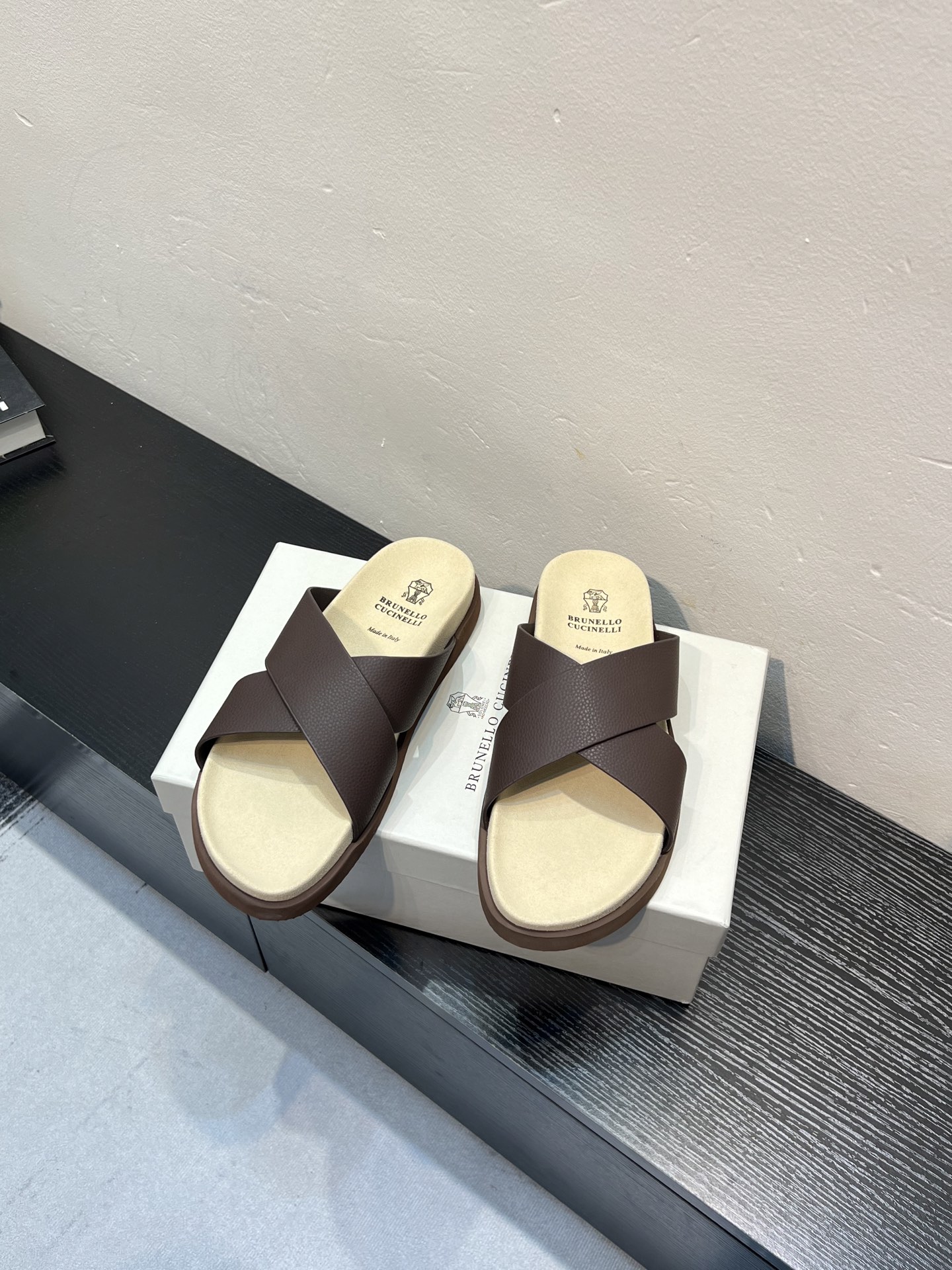 NO:853176,(actual price) Brunello Cucinelli men's suede sandals, exquisite materials make this summer urban casual slippers. The two washed suede front straps are soft and skin-friendly, and are matched with metal buckles with engraved logos, allowing you to easily adjust the comfortable wearing feeling. The leather insole, genuine leather outsole, and ultra-light perforated material are combined along the edge to create a perfect and exquisite design.  Precious washed suede is hand-brushed, showing slightly irregular colors and enriching the suede texture. The suede-covered upper sole is combined with the ultra-light microporous material outsole to create the comfortable wearing feeling of this urban slipper. Size Men's 39/44 (45.46),, brunello cucinelli, slippers, chamois leather19860909（ 实价）Brunello Cucinelli男士麂皮凉拖,考究材料精美了这款夏季都市休闲拖鞋.两条水洗麂皮前带柔软亲肤,搭配雕刻徽标的金属搭扣,让您轻松调节出舒适穿着感.皮革鞋内底与真皮鞋外底、超轻微孔 材料沿边组合,完美精致的设计感. 珍贵水洗麂皮手工刷毛,呈现略微不规则色彩,丰富了绒面纹理.覆盖绒面的鞋面底与超轻盈微孔材质鞋外底结合,营造出这款都市拖鞋的舒适穿着感. Size男款39/44（45.46）,,brunello cucinelli,slippers,chamois leather,Men's shoes