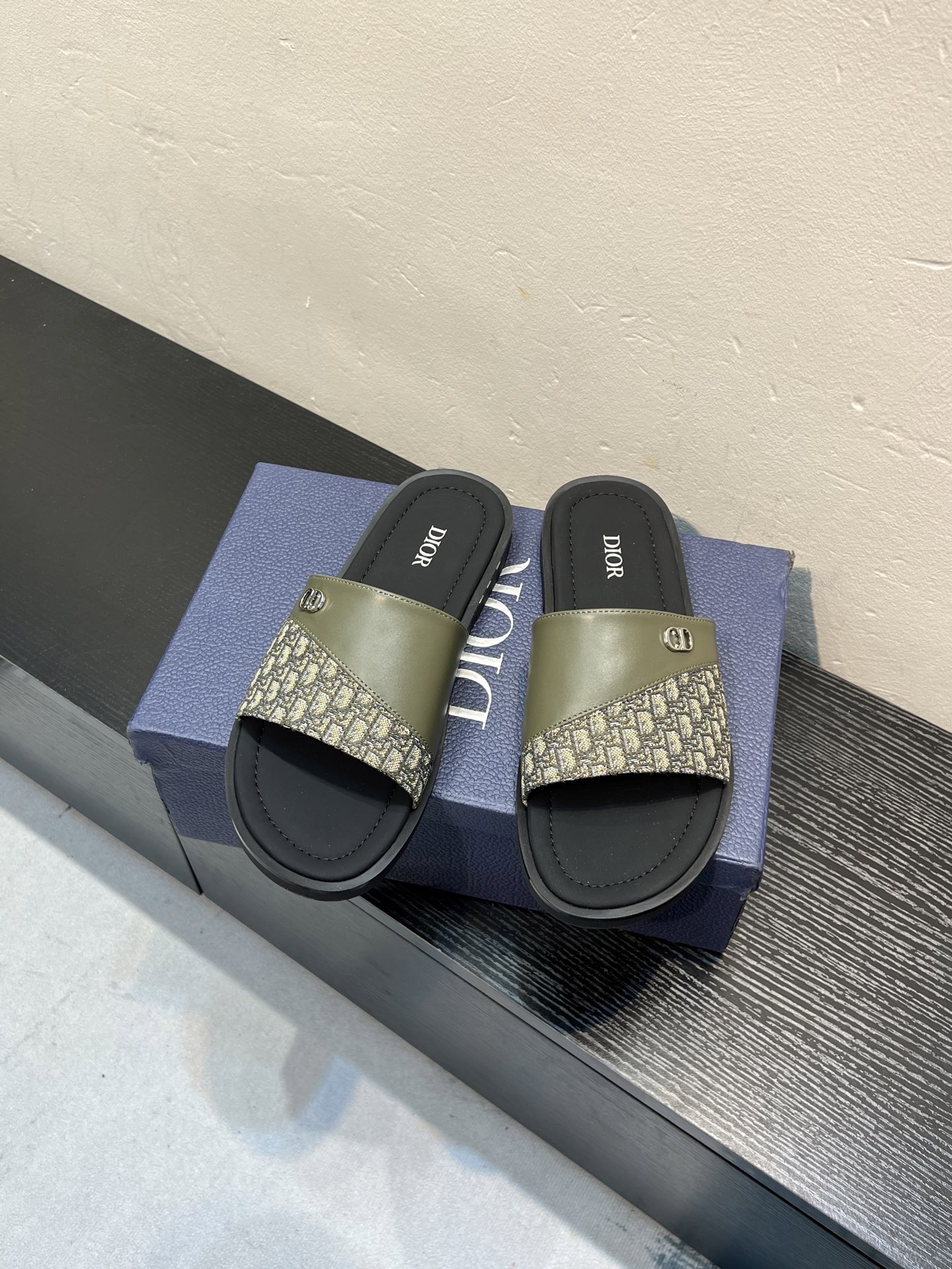 NO:853184,(actual price) Dior's latest hot sandals, classic sandals, original replicas, super durable and versatile, very comfortable on the feet, slim and white, original upper fabric, original mold size 38-44 (customized at .45.46), dior, sandals, slippers19860909（实价） 迪奥最新火爆凉鞋 经典凉拖鞋 原版复刻 超耐看超百搭款 上脚非常舒适 显瘦又显白 鞋面原版布料 原版开模size38-44（.45.46定制）,,dior,sandals,slippers,Men's shoes