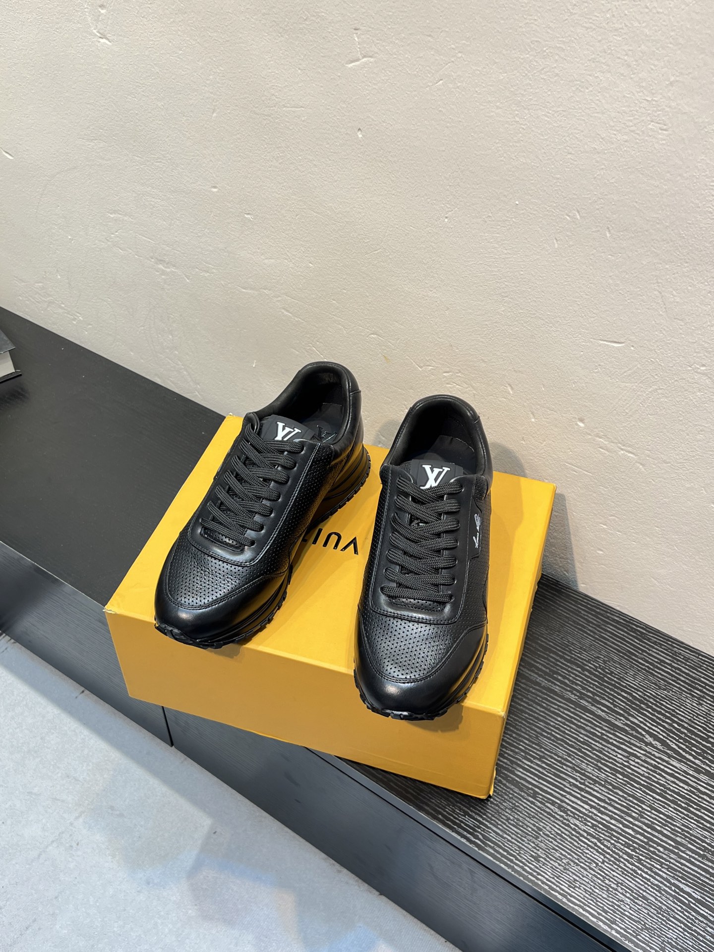 NO:853145,Exclusive real shot (original item) 26ss new arrival on the shelves of Lvjia - Run Away sneakers are spliced with epi cow leather and monogram embossed grained cow leather, recreating the inspiration of traditional running shoes. The wedge-shaped outsole continues the iconic design. The brand letters and logo are decorated with tongue and rear monogram. Embossed grained cow leather and epi cow leather rubber outsole. The upper is original cow leather. The lining is water-dyed cow leather. The sole is original TPU outsole.  Size38-44 (customized at 38.45.46),,louis vuitton,louis vuitton,sneakers,cowhide19860909独家实拍（原单货）26ss新款上架的 驴家 —run away 运动鞋拼接epi牛皮革和 monogram 压纹粒面牛皮革 再现传统跑鞋的灵感启发 楔形外底延续标志性设计品牌字母和标识分饰鞋舌和鞋后monogram 压纹粒面牛皮革和epi牛皮革橡胶外底 鞋面原版牛皮 内里水染牛皮 鞋底原版TPU大底 Size38-44（38.45.46定做）,,louis vuitton,louis vuitton,sneakers,cowhide,Men's shoes