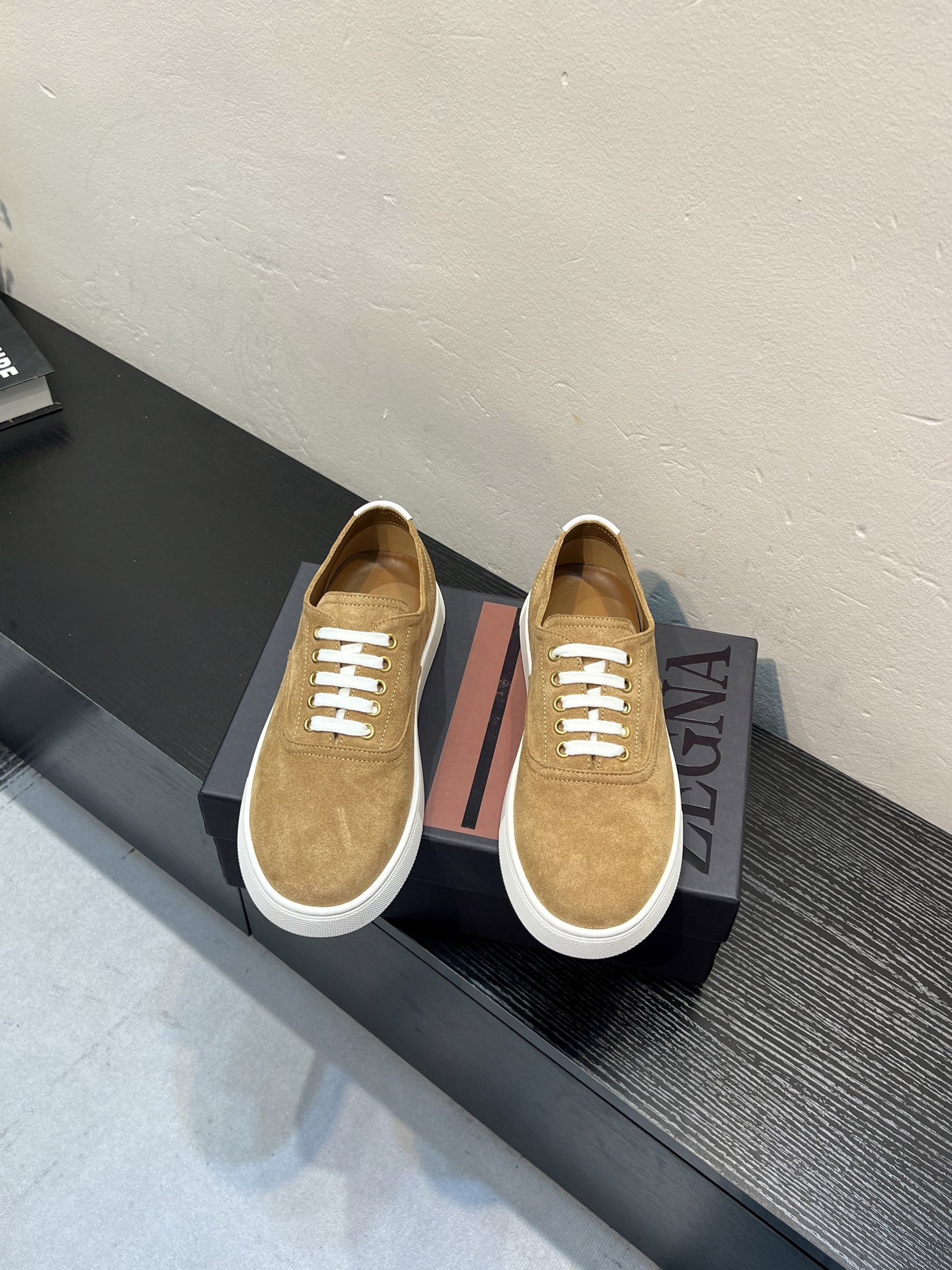 NO:853154,Exclusive real shot (top version) 26ss Zegna/Jegna's new season suede sneakers, made of solid-color soft suede leather. The deconstructed upper has both modern and retro atmosphere. It sublimates Zegna's exquisite shoe heritage with the spirit of innovation. The iconic stitching of the same color complements the brand logo on the side, and the lining is of the same color. It is equipped with a custom-designed 100% genuine leather insole. The upper foot comfort is excellent. Heavy workmanship and first shipment.  Size38-44 (45.46. Can be customized),,zegna,sneakers19860909独家实拍（顶级版本）26ss Zegna/杰尼亚 当季新款 绒面革运动鞋 ,采用纯色柔软的绒面皮革制成 解构鞋面兼具现代与复古气息 以创新精神升华杰尼亚精致鞋履传承 标志性同色缝线与侧面的品牌标识相得益彰 ,同色调衬里 配以定制设计的内**真皮鞋垫 上脚舒适度极好 重工打造首发出货 Size38-44（45.46.可定做）,,zegna,sneakers,Men's shoes