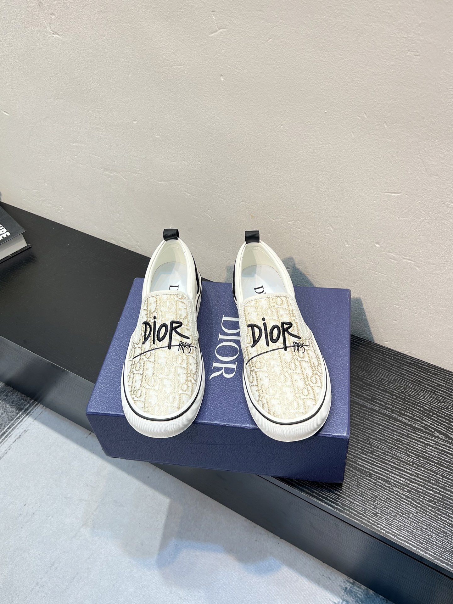 NO:853161,Dior/Dior Saltwind men's loafers!  This Dior Saltwind loafer designed by Jonathan Anderson is fashionable and chic, a new interpretation of the classic nautical style shoe. The retro shape, with a round toe and grosgrain topstitch details, is unique, lightweight and comfortable. It is a new classic item of Dior. It can be matched with various men's styles, showing a fashionable and simple style. The upper material is made of fabric and has a low-top loafer style with grosgrain details. It is paired with elastic splicing cream white rubber sole and decorated with Dior logo patch.  The TPU outsole is engraved with a cannage pattern splicing structure. The upper foot is simple and comfortable to help you travel easily. It comes with a complete set of packaging!  Size 39-40-41-42-43-44 leather shoe size (can be customized 38.45),, dior, dior19860909Dior/迪奥 Saltwind男士便鞋 ！ 这款乔纳森.安德森(Jonathan Anderson)设计的Dior Saltwind便鞋时尚别致,全新演绎经典航海风鞋款.复古造型,搭配圆形鞋头和罗缎缉面线细节,别具一格,款式轻盈舒适,是Dior全新经典单品.可与各式男装造型搭配,彰显时尚简约的风范.帮面材质织物同色调罗缎细节低帮便鞋款式设计,搭配弹力拼接奶油白色橡胶鞋底,饰以Dior标志补丁 TPU外底镌刻有藤格纹图案拼接结构,上脚简约舒适助你轻松出行,配全套包装！ 尺码39-40-41-42-43-44皮鞋尺码（可定制38.45）,,dior,dior,Men's shoes