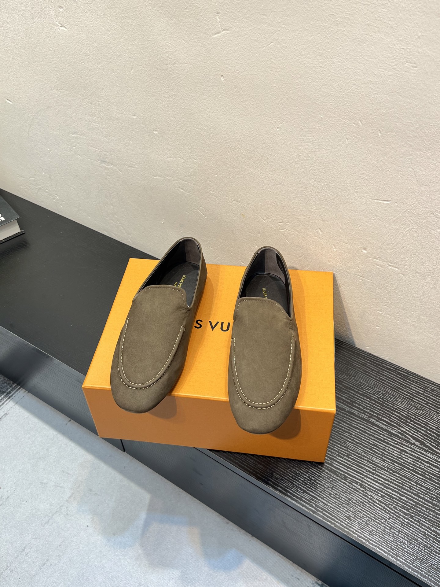 NO:853168,L classic luxury brand driving loafers!  Top original order, purchasing agent level, original imported leather is very soft and has great texture!  Lasting technology, private molding sole. Water-dyed calfskin lining is high-end and comfortable, and the original outsole is light and wear-resistant!  Purely handmade, details determine quality!  Size39-44 (customized at 38.45),,loafers,cowhide19860909L经典奢牌驾车乐福鞋！顶级原单,代购级别,原厂进口皮料非常柔软、质感超赞！套楦工艺,私模套底.水染小牛皮内里高档舒适,原版大底轻盈耐磨！纯手工制作,细节决定品质！ Size39-44（38.45订做）,,loafers,cowhide,Men's shoes