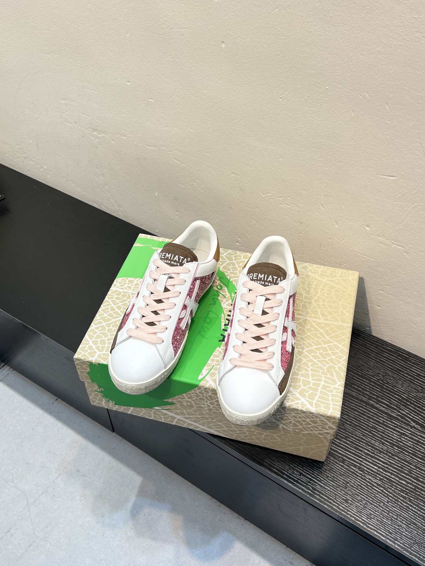NO:853405,PREMIATA is a fashionable, sports, casual and jogging shoe. PREMIATA is an Italian famous brand with a century-old history. All the craftsmanship is hand-made. The LOGO with the same word 'mi' is referred to as 'mi' shoes. It perfectly integrates traditional shoemaking methods and high-tech research and development results to design a unique appearance and create shoes that completely fit people's feet. They are comfortable and beautiful on the feet. The upper is made of cow suede + the original version is over 1,000, and the lining is water-dyed sheepskin.  Outsole EVI foam outsole is super light and comfortable... Size 35-45 (40 for women, 45 for men, customized and non-refundable),,sheepskin19860909PREMIATA（普瑞米亚达)时尚、运动、休闲、慢跑鞋. 普瑞米亚达意大利名品百年历史,所有工艺全手工打造,米“字一样的LOGO简称米字鞋.完美的融合了传统的制鞋方法和高科技研发成果,设计出了独具特色的外观,打造出了完全贴合人们脚型的鞋履.上脚舒适美观. 鞋面牛反绒+原版超千 内里水染羊皮里. 大底EVI发泡大底超级轻盈舒适…… 码数35-45(女40男45定做不退换）,,sheepskin,Men's shoes
