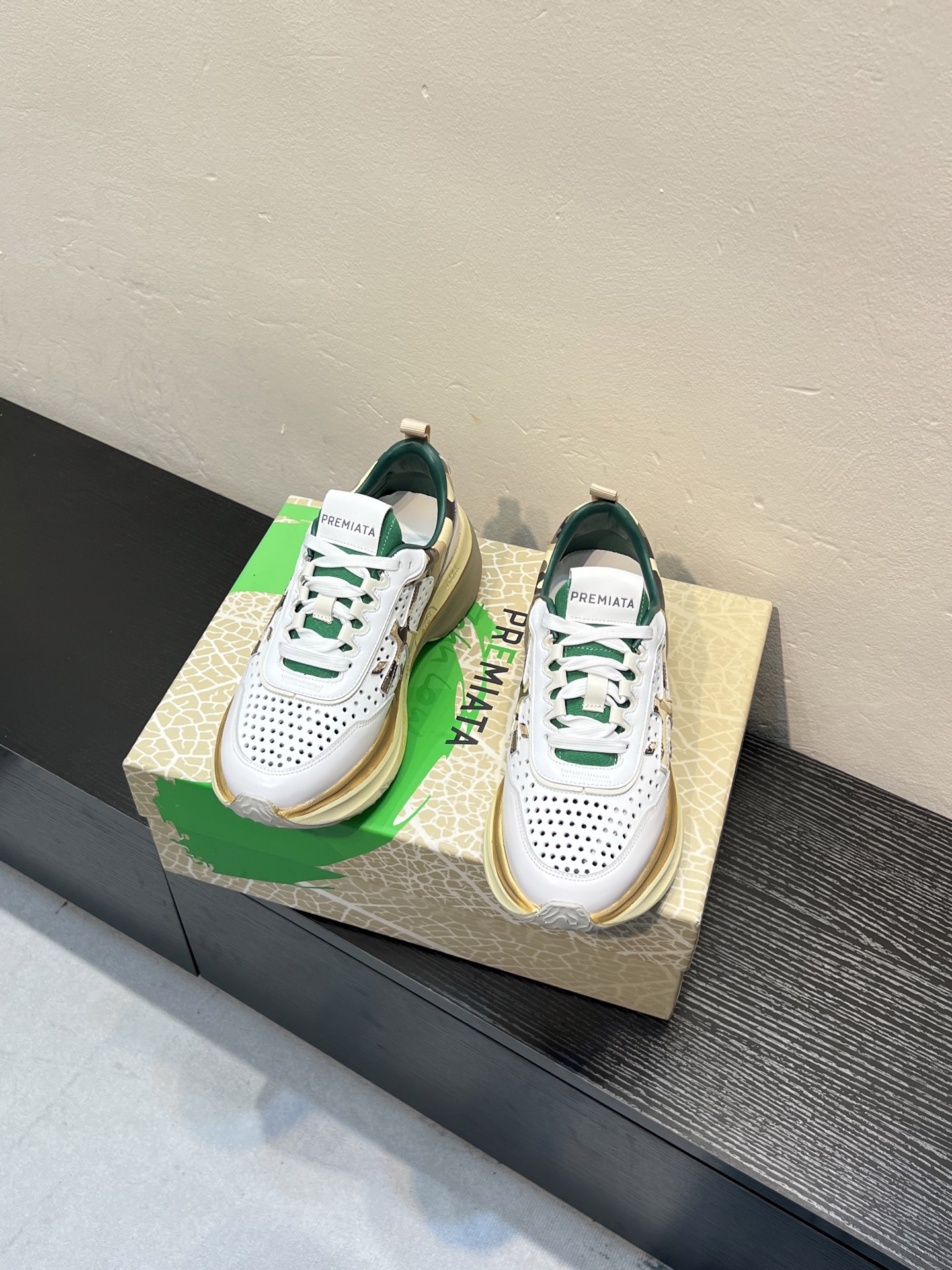 NO:853401,PREMIATA is a fashionable, sports, casual and jogging shoe. PREMIATA is an Italian famous brand with a century-old history. All the craftsmanship is hand-made. The LOGO with the same word 'mi' is referred to as 'mi' shoes. It perfectly integrates traditional shoemaking methods and high-tech research and development results to design a unique appearance and create shoes that completely fit people's feet. They are comfortable and beautiful on the feet. The upper is made of cow suede + the original version is over 1,000, and the lining is water-dyed sheepskin.  Outsole EVI foam outsole is super light and comfortable... Size 35-41 (women's 40 and 41 are custom-made and non-returnable) Men's models can be customized, sheepskin19860909PREMIATA（普瑞米亚达)时尚、运动、休闲、慢跑鞋. 普瑞米亚达意大利名品百年历史,所有工艺全手工打造,米“字一样的LOGO简称米字鞋.完美的融合了传统的制鞋方法和高科技研发成果,设计出了独具特色的外观,打造出了完全贴合人们脚型的鞋履.上脚舒适美观. 鞋面牛反绒+原版超千 内里水染羊皮里. 大底EVI发泡大底超级轻盈舒适…… 码数35-41(女40 41定做不退换）男款可以定做,,sheepskin,Men's shoes