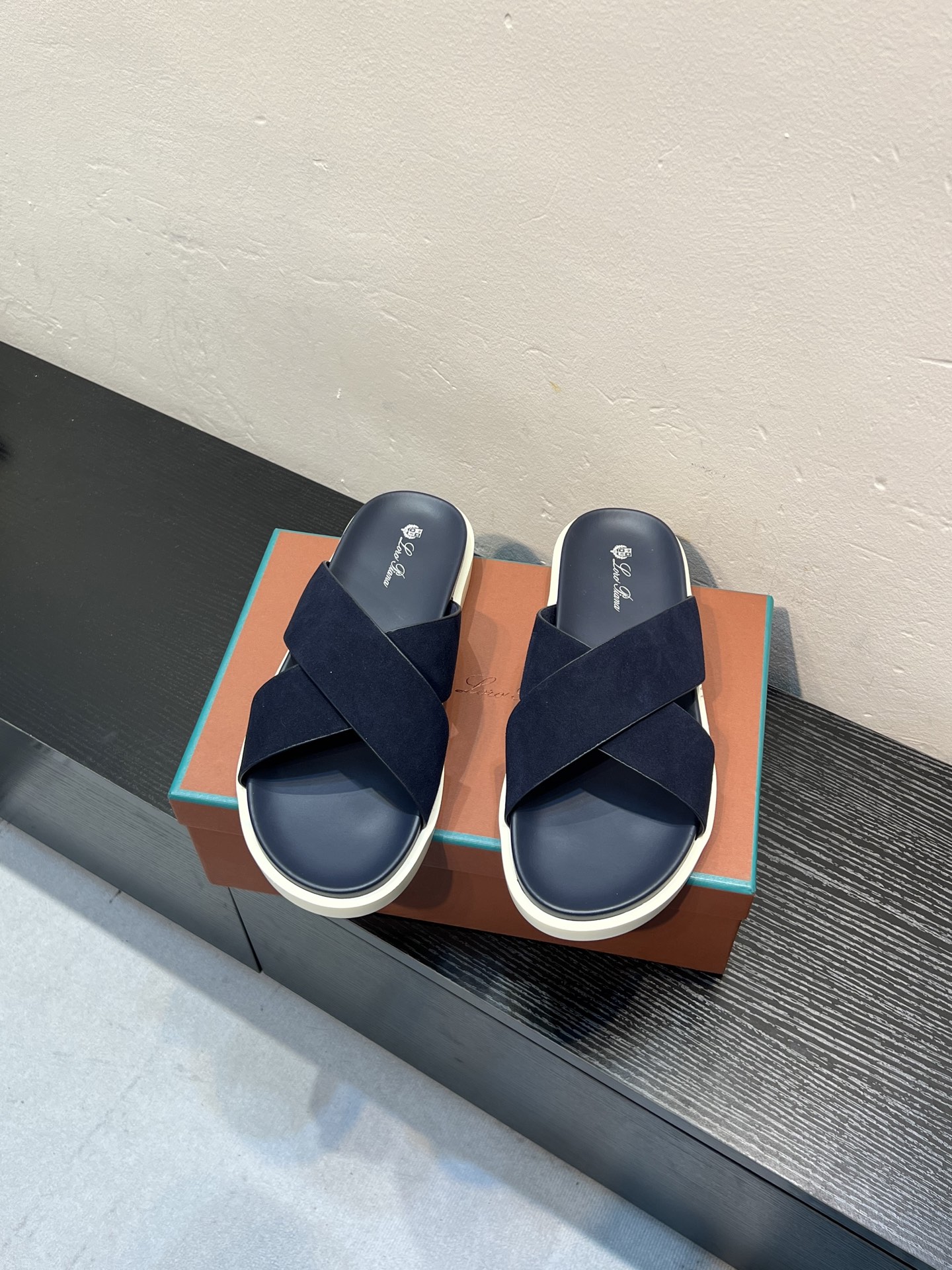 NO:854039,Real price LP Loro Piana brand Summer Walk series of one-strap mule slippers, which are the brand's iconic summer casual shoes and continue the brand's low-key luxury design style. Materials and craftsmanship Upper.  Made of grained calfskin, it is soft to the touch and has a high-end texture. The wide strap is printed with the brand logo and classic rose embossing, which is a highly recognizable design element. The iconic white rubber outsole is lightweight, non-slip, supportive and resilient, and meets the needs of summer walking. Pair it with linen pants and casual shorts for daily casual wear to create a relaxed holiday style. For business casual wear, pair it with khaki pants and casual suits to show your low-key taste. Light and comfortable for home/vacation, suitable for relaxing at home or beach vacation.  This slipper perfectly interprets the 'old money style' aesthetic of low-key luxury, ultimate comfort and timeless design. This allows you to more intuitively see the styles and occasions that different colors are suitable for. Size 39-45 (customized 46),,loro piana,loro piana,slippers,shorts,business suit,cowhide19860909实价LP Loro Piana（诺悠翩雅） 品牌 Summer Walk 系列 的一字带穆勒拖鞋,属于品牌标志性的夏季休闲鞋履,延续了品牌低调奢华的设计风格. 材质与工艺 鞋面．粒面小牛皮材质,触感柔软,质感高级,宽版一字带上印有品牌标识与经典玫瑰压纹,是辨识度极高的设计元素. 标志性的白色橡胶大底,轻便防滑,兼顾支撑性与回弹力,符合夏季行走需求. 日常休闲搭配亚麻裤、休闲短裤,打造轻松度假风. 商务休闲搭配卡其裤、休闲西装,彰显低调品味. 居家/度假轻便舒适,适合居家放松或海滨度假. 这款拖鞋完美诠释了“老钱风”美学低调的奢华、极致的舒适与永不过时的设计. 这样可以更直观地看出不同颜色适合的风格和场合.码数39 －45（46订制）,,loro piana,loro piana,slippers,shorts,business suit,cowhide,Men's shoes