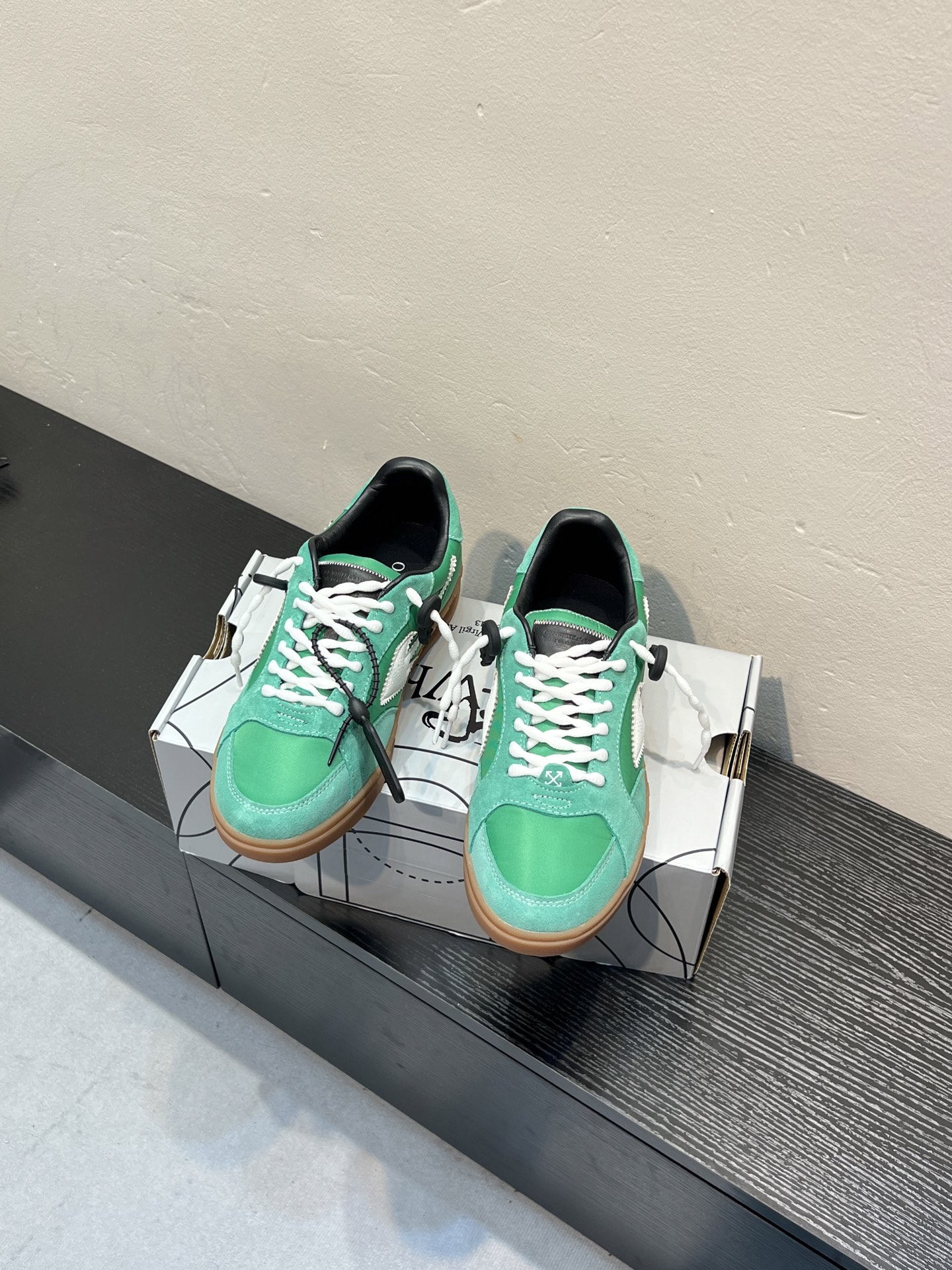 NO:886058,OFF WHITE couple's 2026 spring and summer latest moral training shoes from the official website, size: 35-45 (45 customized) The latest release of the highest quality version of the 'Out of office' series in the market, original mold opening, original lasting, production process 1:1 original OFF GRAY WHITE OW  The only choice for more and more celebrities and Internet celebrities is to change classics and innovate in the trend to break away from the shackles of the design. Although it is not the origin of fashion design, it is definitely a shining dark horse in avant-garde design. It does not follow the trend and is not universal. The fabric is first-layer suede. The lining is imported first-layer sheepskin. The foot pads are original molded high-elastic environmentally friendly molding pads. The midsole is made with original last technology.  Outsole original molded rubber outsole (never yellowing) with super correct shape, bright color and strong three-dimensional effect. Packaging official website synchronizes a full set of packaging (branded handbag, branded paper, certificate, branded cloth bag), off white, sheepskin, chamois leather19860909OFF WHITE情侣款2026春夏官网最新德训鞋,码数 :35-45（45定做） 最新发布市场最高品质版本“Out of office”系列原版开模,原版套楦,制作工艺1:1原版OFF GREY WHITE OW 越来越多明星网红的不二选择在经典上变化在潮流中创新争脱束缚甩开烂大街的设计虽算不上是时尚设计的鼻祖但绝对是先锋设计中的一匹闪亮黑马不随波逐流不普世之美 面料头层麂皮 里料进口头层羊皮里 垫脚原版开模高弹环保成型垫 中底原版套楦工艺制作 大底原版开模橡胶大底（永不发黄变型）版型超正,色泽鲜明,立体感强 包装官网同步全套包装（品牌手提袋,品牌包纸,合格证,品牌布袋）,,off white,sheepskin,chamois leather,Men's shoes
