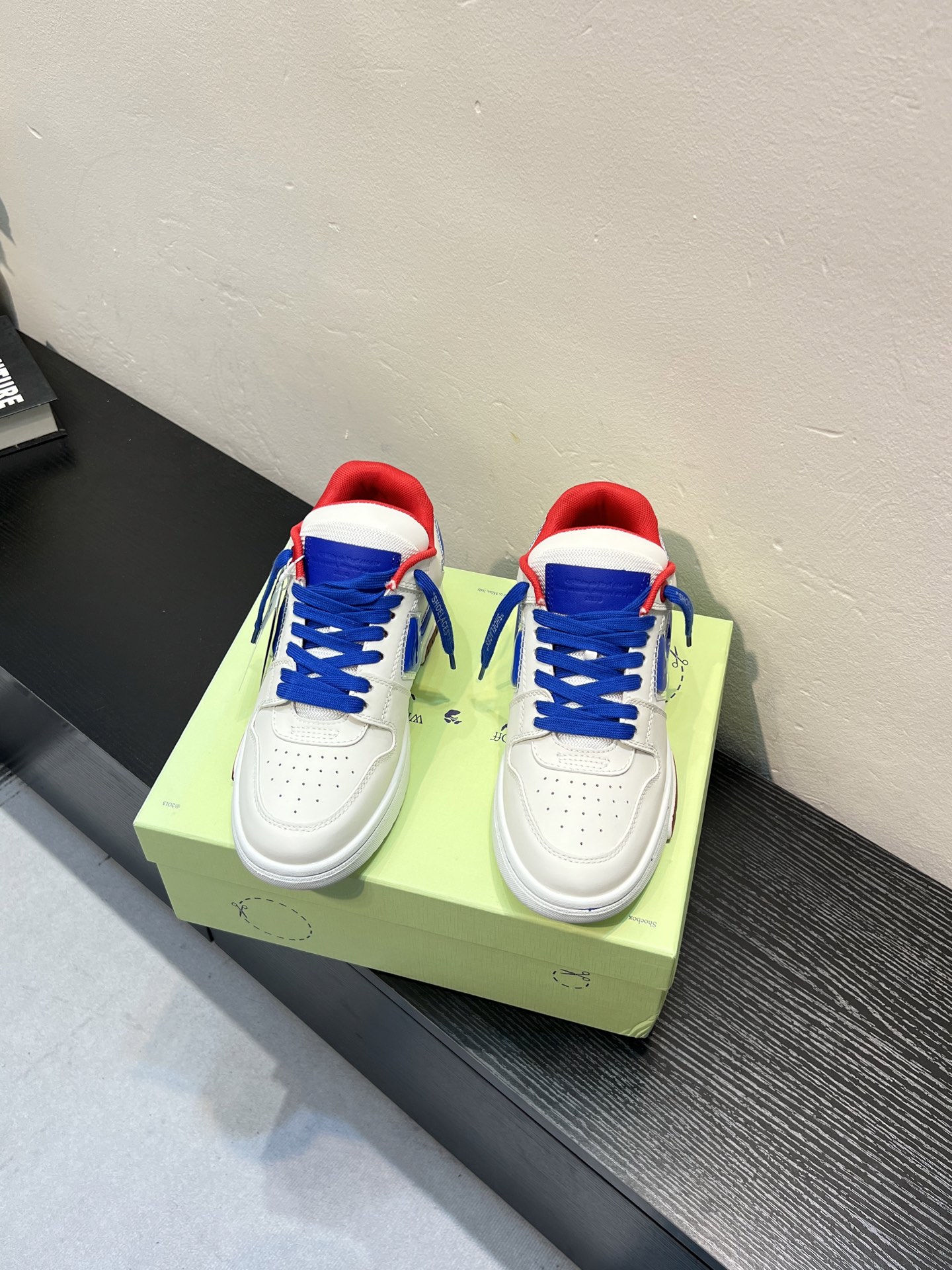 NO:886066,OFF WHITE couple's official website latest color, latest release of the market's highest quality version 'Out of office' series original mold, original last, production process 1:1 original OFF GRAY WHITE OW More and more stars and Internet celebrities are the only choice to change in the classics, innovate in the trend, strive to get rid of the constraints, and throw off the bad street design. Although it is not the originator of fashion design, it is definitely a shining dark horse in avant-garde design. It does not follow the trend and has universal beauty. The fabric is first-layer cowhide.  The lining is imported skin-friendly and environmentally friendly polyester mesh. The feet are made of original molded high-elastic environmentally friendly molding pads. The midsole is made with the original lasting process. The outsole is made of original molded rubber outsole (never yellowing and deformation). The shape is super correct, the color is bright, and the three-dimensional effect is strong. The packaging official website synchronizes a full set of packaging (branded handbag, branded paper, certificate, branded cloth bag), off white, cowhide19860909OFF WHITE情侣款官网最新色,最新发布市场最高品质版本“Out of office”系列原版开模,原版套楦,制作工艺1:1原版OFF GREY WHITE OW 越来越多明星网红的不二选择在经典上变化在潮流中创新争脱束缚甩开烂大街的设计虽算不上是时尚设计的鼻祖但绝对是先锋设计中的一匹闪亮黑马不随波逐流不普世之美 面料头层牛皮 里料进口亲肤环保涤纶网布 垫脚原版开模高弹环保成型垫 中底原版套楦工艺制作 大底原版开模橡胶大底（永不发黄变型）版型超正,色泽鲜明,立体感强 包装官网同步全套包装（品牌手提袋,品牌包纸,合格证,品牌布袋）,,off white,cowhide,Men's shoes