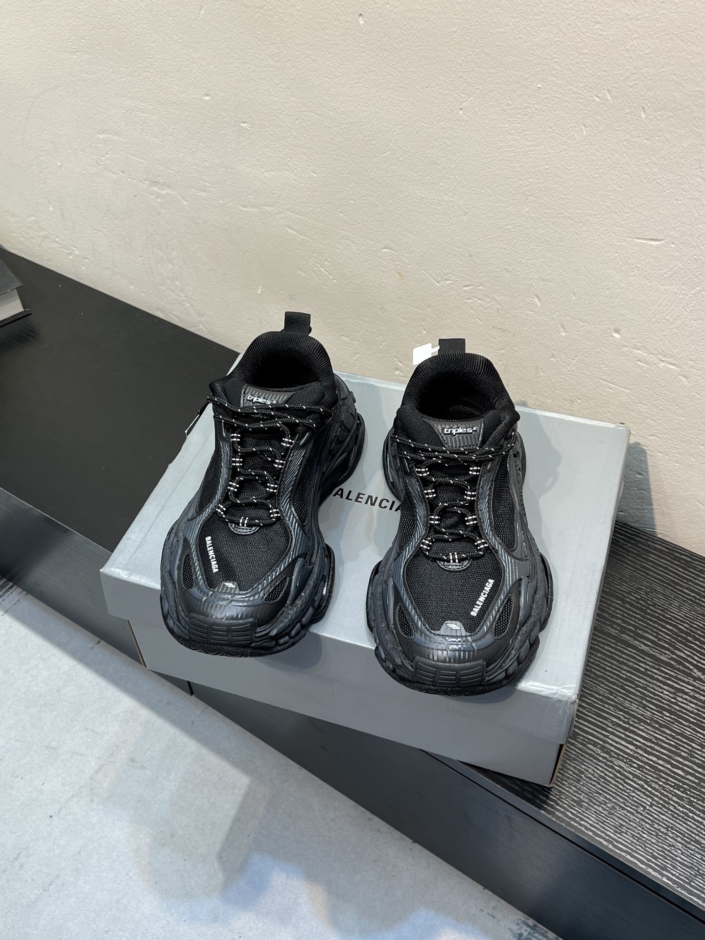 NO:886077,Balenciaga Triple S .2 thick-soled lace-up low-top Balenciaga is designed by Cristobal Balenciaga, a great genius designer who is known as the representative of the twentieth century.  Founded by Balenciaga, Balenciaga has been famous for its fashion and elegance in the fashion industry for more than half a century. Its theme products include women's and men's handbags, motorcycle bags, and fashion. After Wang Daren resigned as the brand designer in 15 years, the brand's style has undergone earth-shaking changes. With its extremely popular street style, Balenciaga has quickly dominated major fashion weeks and fashion circles. Size 36-46, balenciaga, balenciaga19860909Balenciaga巴黎世家 Triple S .2 厚底系带 低帮  Balenciaga是由被誉为代表二十世纪的伟大天才设计师 CristobalBalenciaga 创立的,在品牌创立的大半个世纪以来,巴黎世家一直以时尚、典雅闻名于时装界,它的主题产品有女士和男士提包、机车包、和时装,在15年王大仁卸任品牌设计师后,品牌的风格发生了翻天覆地的变化,凭借着人气超高的街头风、等迅速霸屏各大时装周和时尚圈. 码数36-46,,balenciaga,balenciaga,Men's shoes