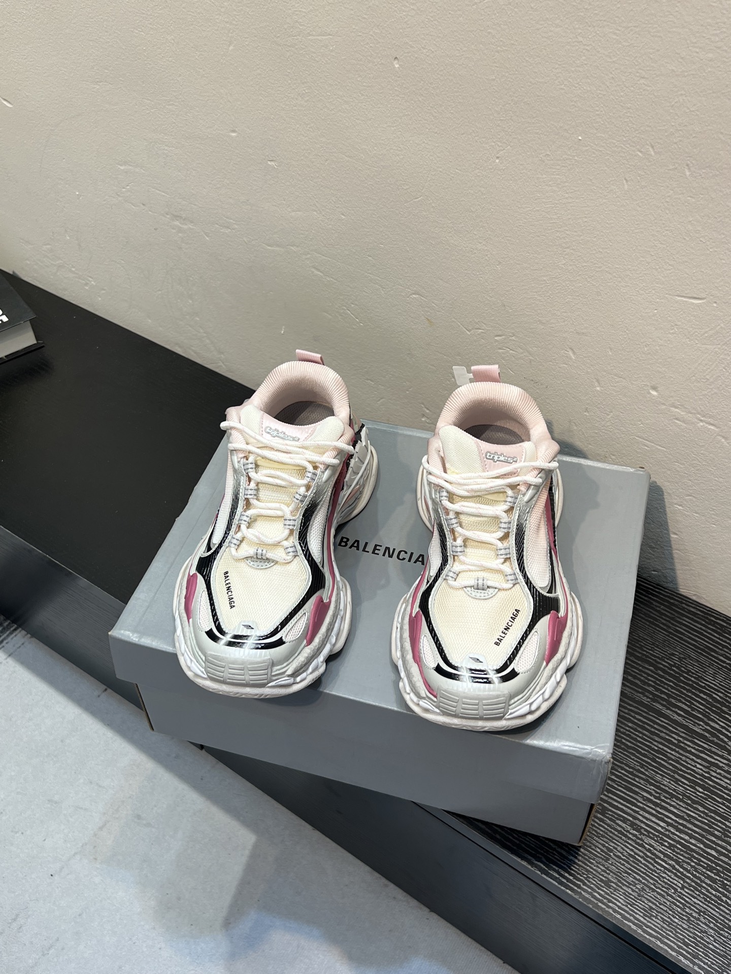 NO:886088,Balenciaga Triple S .2 thick-soled lace-up low-top Balenciaga is designed by Cristobal Balenciaga, a great genius designer who is known as the representative of the twentieth century.  Founded by Balenciaga, Balenciaga has been famous for its fashion and elegance in the fashion industry for more than half a century. Its theme products include women's and men's handbags, motorcycle bags, and fashion. After Wang Daren resigned as the brand designer in 15 years, the brand's style has undergone earth-shaking changes. With its extremely popular street style, Balenciaga has quickly dominated major fashion weeks and fashion circles. Size 36-40, balenciaga, balenciaga19860909Balenciaga巴黎世家 Triple S .2 厚底系带 低帮  Balenciaga是由被誉为代表二十世纪的伟大天才设计师 CristobalBalenciaga 创立的,在品牌创立的大半个世纪以来,巴黎世家一直以时尚、典雅闻名于时装界,它的主题产品有女士和男士提包、机车包、和时装,在15年王大仁卸任品牌设计师后,品牌的风格发生了翻天覆地的变化,凭借着人气超高的街头风、等迅速霸屏各大时装周和时尚圈. 码数36-40,,balenciaga,balenciaga,Men's shoes