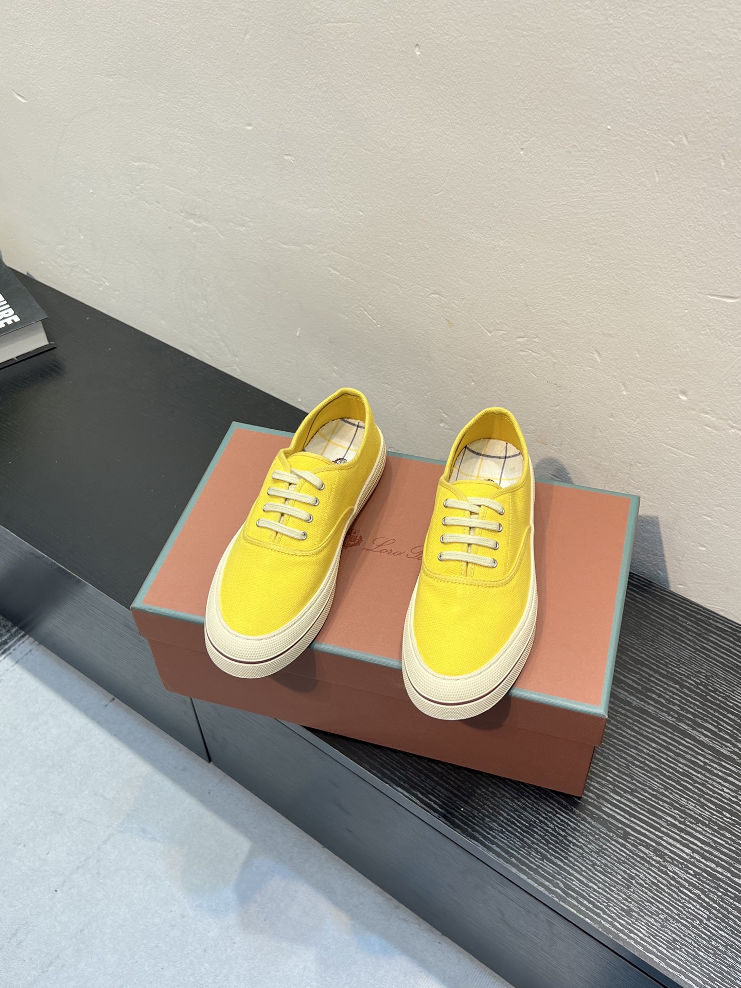 NO:886099,[Loro Piana] Couple style canvas casual shoes. Simple and fashionable, the upper is made of super soft imported canvas fabric, and the process is restored in all aspects. Materials: imported original canvas for the upper, original striped cloth for the feet, and original molding process outsole. They are definitely not the bulky rubber soles in the market. Number of women: 35-42 (customized 41, 42 are not returnable), men 39-46 (customized 38, 45, 46 are not returnable), loro piana19860909【Loro Piana】情侣款帆布休闲鞋.简约时尚,鞋面采用超软进口帆布面料制做,全方位复原工艺流程. 材质鞋面进口原版帆布,垫脚原版条纹布,原版开模工艺大底,绝非市场笨重橡胶底 码数女35-42（41、42定制不退换） 男39-46（38、45、46定制不退换）,,loro piana,Men's shoes