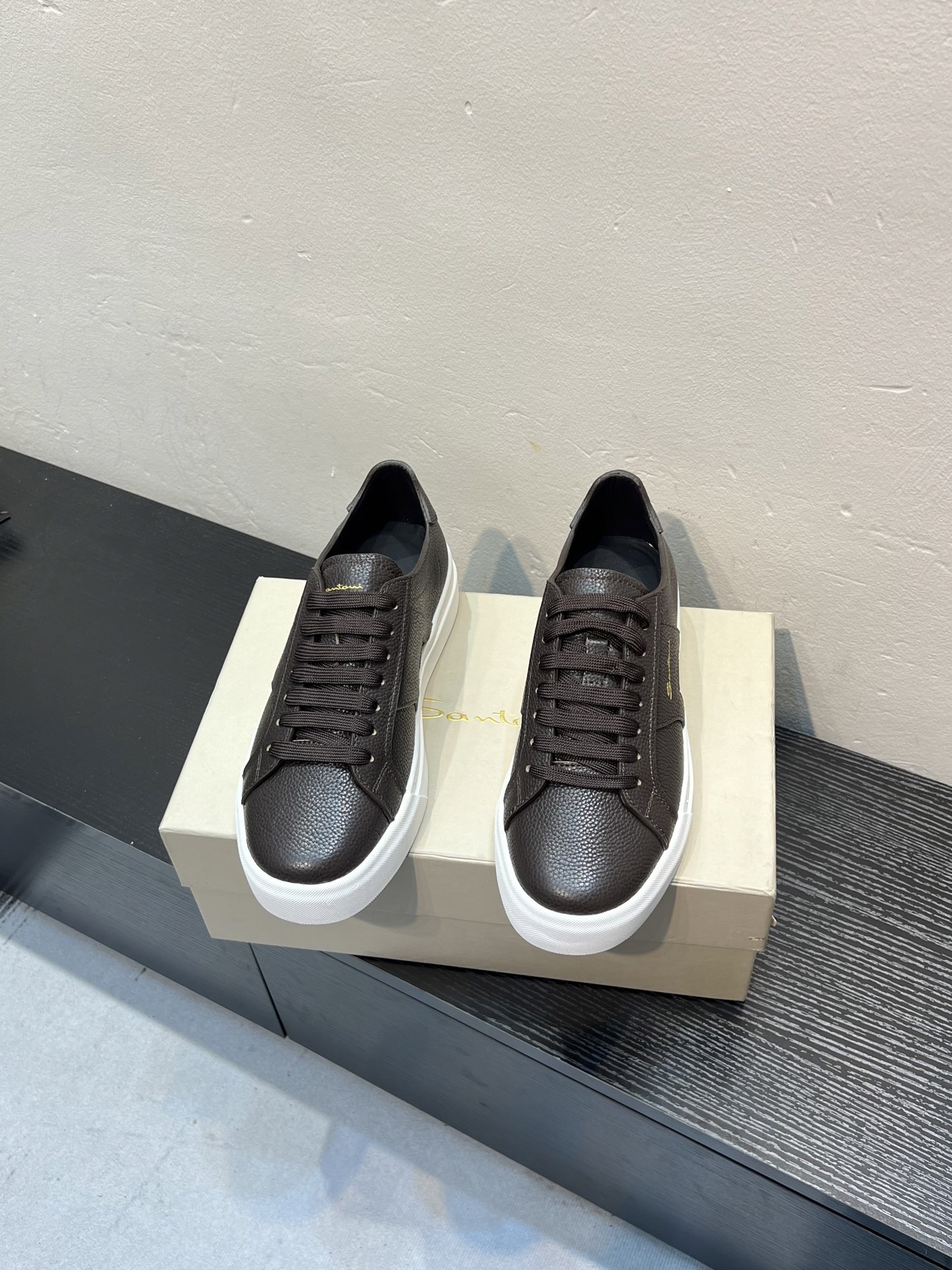 NO:887321,Santoni (Santoni) Italian men's casual sneakers are shipped!  Each pair of shoes from this Italian handmade shoe brand has a simple and classic design, which is very comfortable and versatile!  The fly woven surface is matched with silk cowhide, and the outsole is made of a combination of original rubber sheets, with a leather lining!  Brand-specific molded foot bed, code number: 3844 (4 colors available),,cowhide19860909Santoni(圣东尼）意大利男士休闲板鞋出货！这个意大利纯手工鞋履品牌的每一双鞋设计简洁经典,上脚非常舒适百搭！ 飞织面搭配丝绸牛皮,大底采用原版橡胶底片组合成型,皮里！品牌专用开模脚床,码数:3844（4色可选）,,cowhide,Men's shoes
