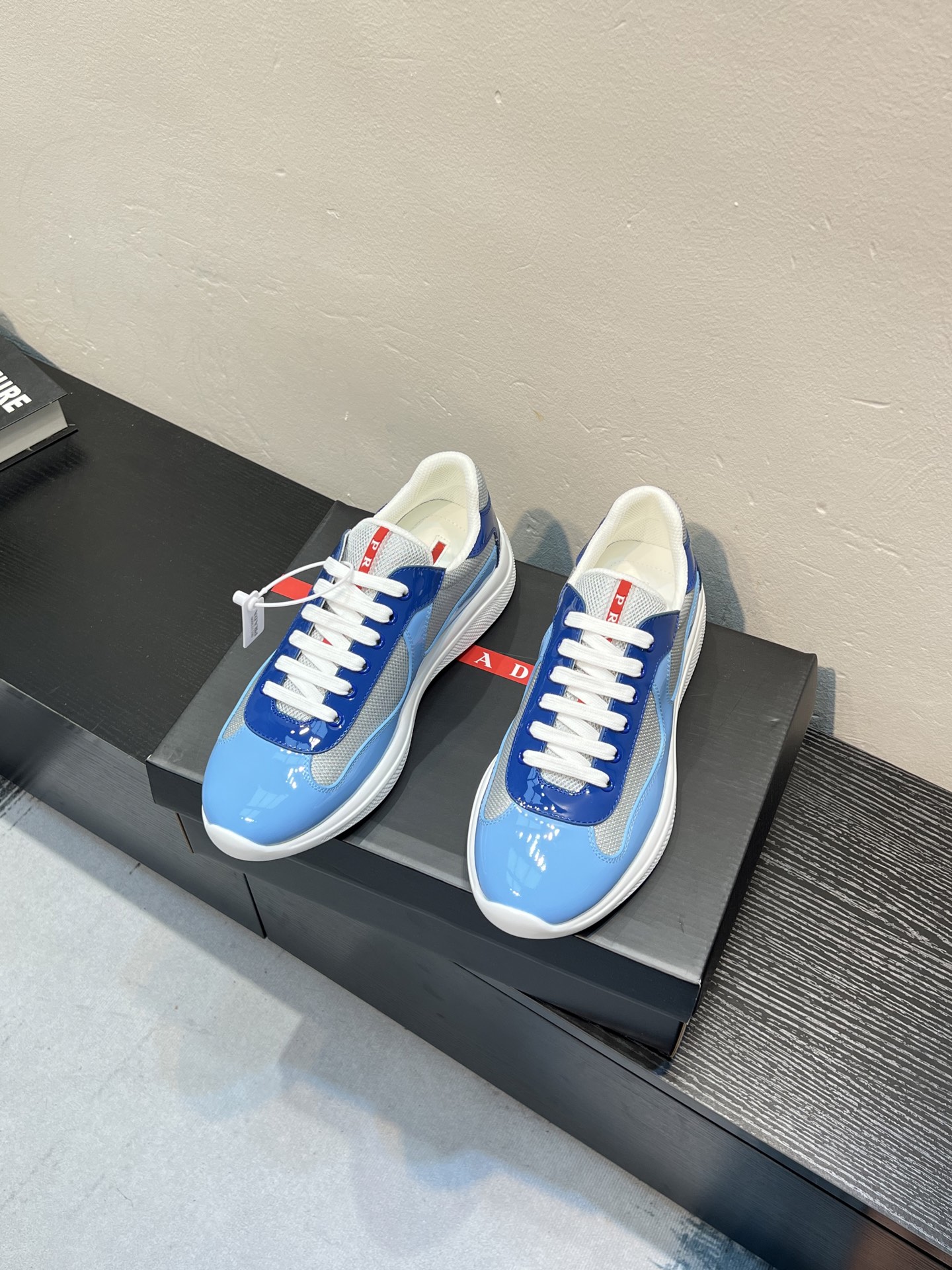 NO:887327,Prada's new model for early spring, top original quality Prada casual sports shoes, made of imported solid-color patent leather, spliced ​​mesh cowhide upper, three-dimensional geometric segmentation, multi-color splicing, fashionable and generous, soft, comfortable and breathable. The tongue is decorated with classic letter logo, with fabric lining, cowhide foot pads, and P family's exclusive rubber outsole. The upper material is breathable knitted fabric imported from Italy. The delicate texture is super high-end!  Fetal cowhide lining, super soft and comfortable, original open molded outsole, size 35-41 for women, 38-48 for men (40.41 for women, 38.46.47.48 for men, custom-made, non-returnable and non-exchangeable), prada, prada, sneakers, cowhide19860909Prada普拉达早春新款 顶级原单品质 普拉达休闲运动鞋,采用进口纯色漆皮 拼接网孔牛皮鞋面 立体几何分割 多色拼接 时尚大方 柔软舒适透气 鞋舌饰有经典字母logo 搭配织物内里 牛皮脚垫 搭配P家专属橡胶大底 鞋面材质 意大利进口透气针织面料 细腻质感超上档次！胎牛皮内里 超级柔软舒适 原版开模大底 码数女款35-41 男款38-48（女40.41.男38.46.47.48订做不退不换）,,prada,prada,sneakers,cowhide,Men's shoes