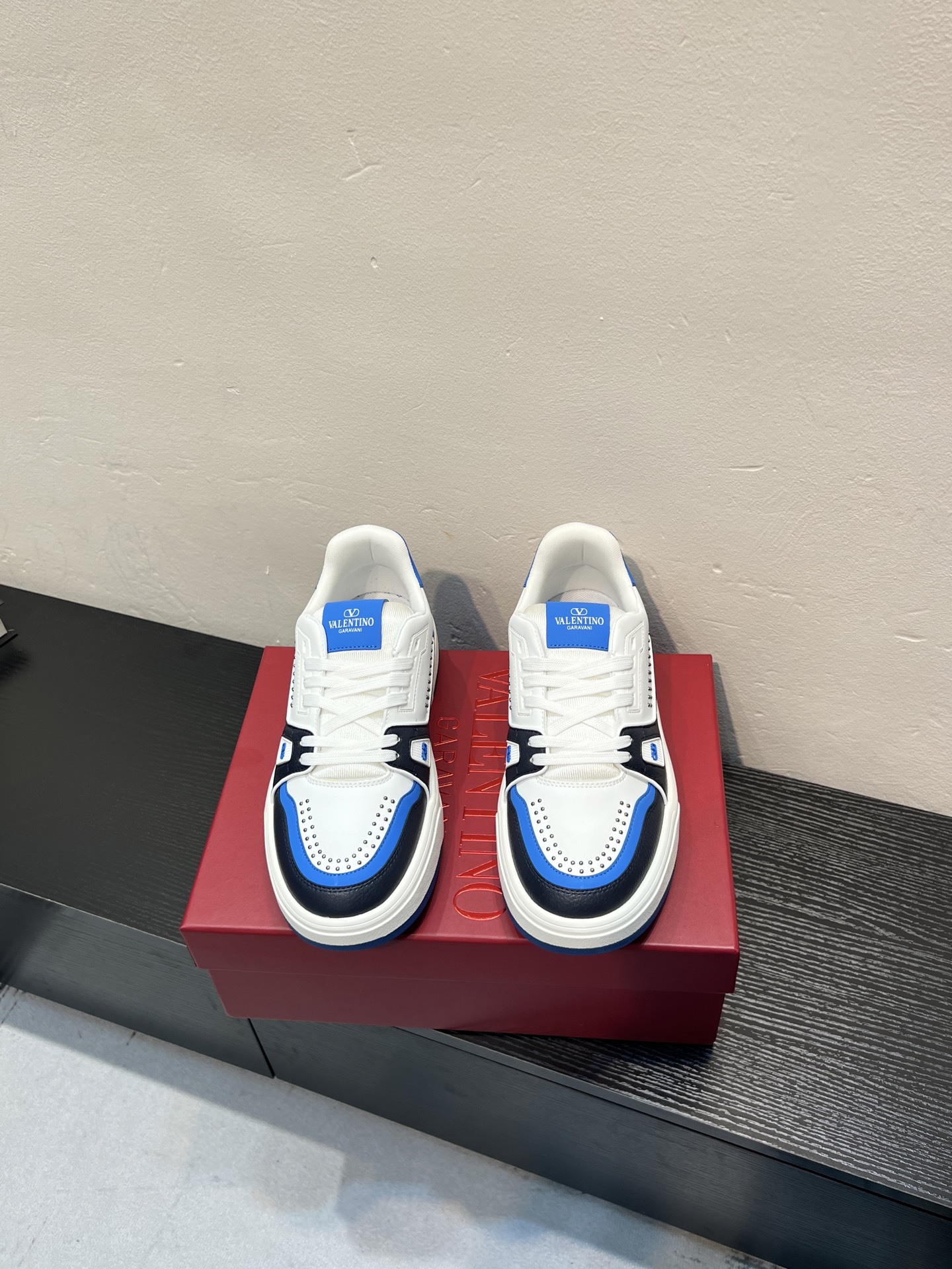 NO:897845,Valentino Couple's Sports Shoes Series Valentino 2026 latest couple's sports shoes, celebrity style, hot sale. Original ZP purchase and dismantling. Repeated pattern making and modification. Trying to restore 1:1 original version!  Top luxury masterpiece, soft and comfortable, combining fashion and leisure, bringing excellent and elegant texture and excellent on-foot comfort. Top purchasing version upper imported calfskin surface/original oil edge craftsmanship. Water-dyed cowhide lining. Original outsole developed with two-color combination outsole. Original packaging. Full set of packaging. Code number: 35-44 (45 46 customized). Can be customized (self-standard - no-standard order),,valentino,valentino,sneakers,cowhide19860909华伦天奴  情侣款运动鞋系列 Valentino 2026最新款情侣运动鞋 明星同款 火爆发售. 原版ZP入购拆解. 反复打版调改. 力要1:1原版还原！顶级奢华力作 柔软舒适 时尚休闲结合一体 带来卓越优雅的质感 与极佳的上脚舒适感 顶级代购版本鞋面进口小牛皮面/原版油边工艺 内里水染牛皮内里 大底原版开发双色组合大底 包装原版配置全套包装 码数35-44（45 46定做） 可以定制 (自主标-无标订单）,,valentino,valentino,sneakers,cowhide,Men's shoes