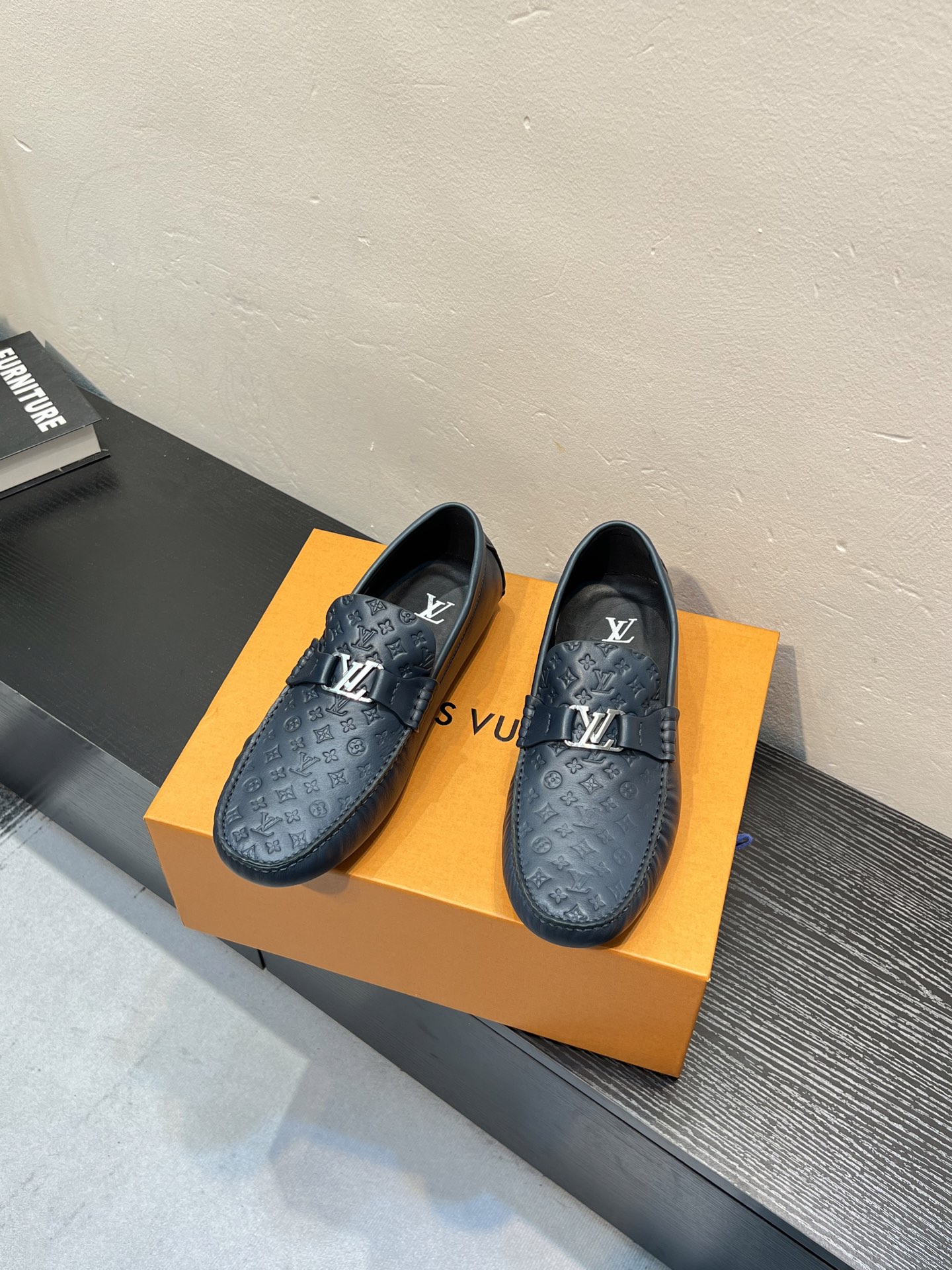 NO:897851,[LV] High-quality, top-notch handicrafts, men’s fashion classic beanie shoes, regular sizes 39-44 (45 and 46 can be customized), the latest beanie shoes are on sale simultaneously!  Top craftsmanship [strong]!  The surface is fully imported from Italy and original calfskin (super texture and feel), and the inside is imported water-dyed calfskin!  Chemical foam combination Yasik anti-slip outsole!  !  Super comfortable!  45,46 Customized, non-returnable,,louis vuitton,cowhide19860909【LV】 高品质,顶尖工艺品 男士时尚经典豆豆鞋 正码39－44（45 46可定做） 同步发售最新豆豆鞋！顶级手工艺[强]！面意大利全面进口原版小牛皮(超强质感、手感),内里进口水染小牛皮！化泡组合雅思克防滑大底！！超强舒适感！45,46定做不退换,,louis vuitton,cowhide,Men's shoes
