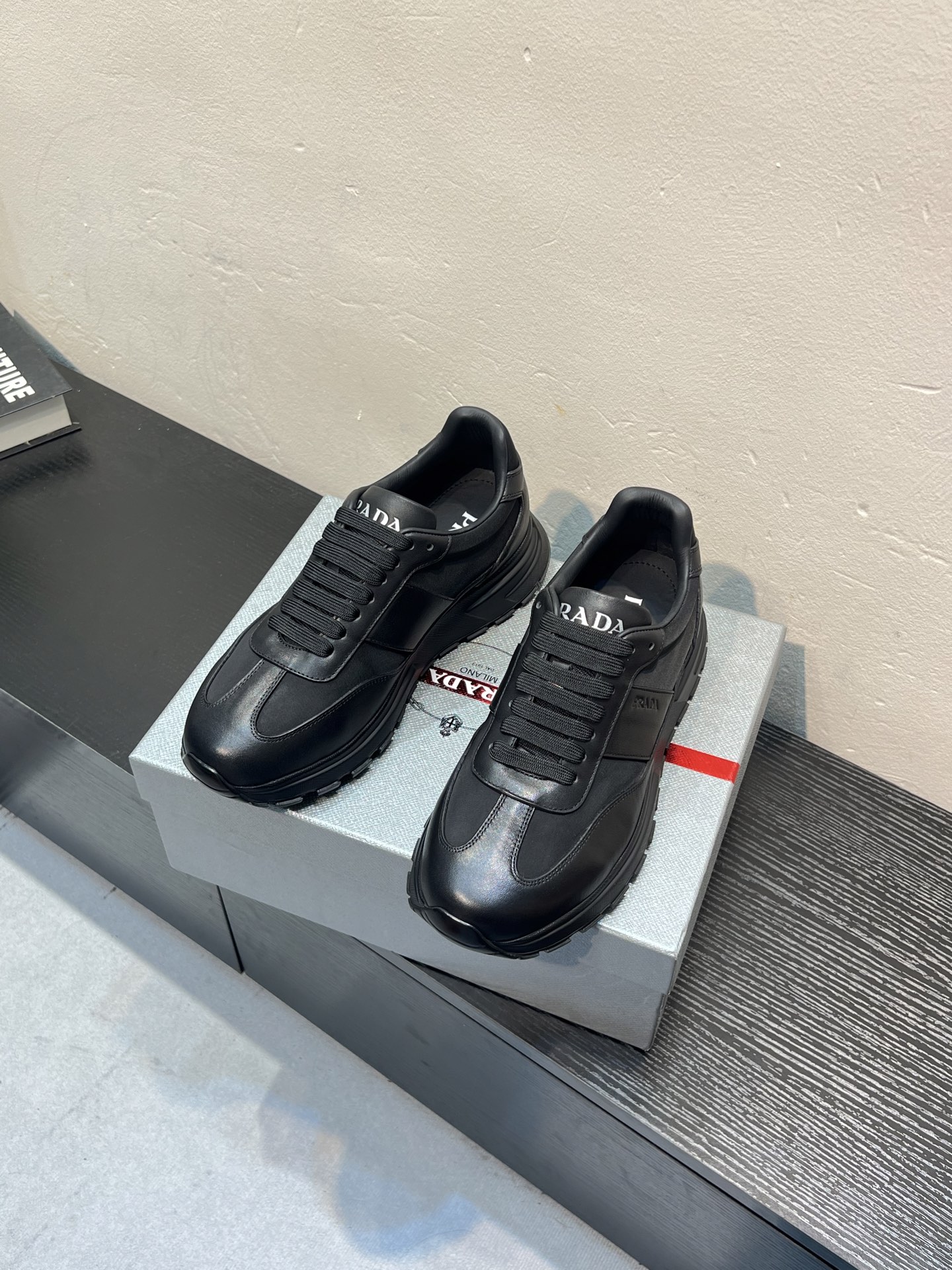 NO:898517,PRADA 'Prada' casual shoes, regular size: 38-44 (45 can be customized) Product material selection: cowhide material, cowhide lining, genuine leather feet, original outsole,,, prada, prada, cowhide19860909PRADA「 普拉达 」休闲鞋 正码码数:38-44（45可定做） 商品材料精选 牛皮材质,牛皮内里,真皮垫脚,原版大底、,,prada,prada,cowhide,Men's shoes