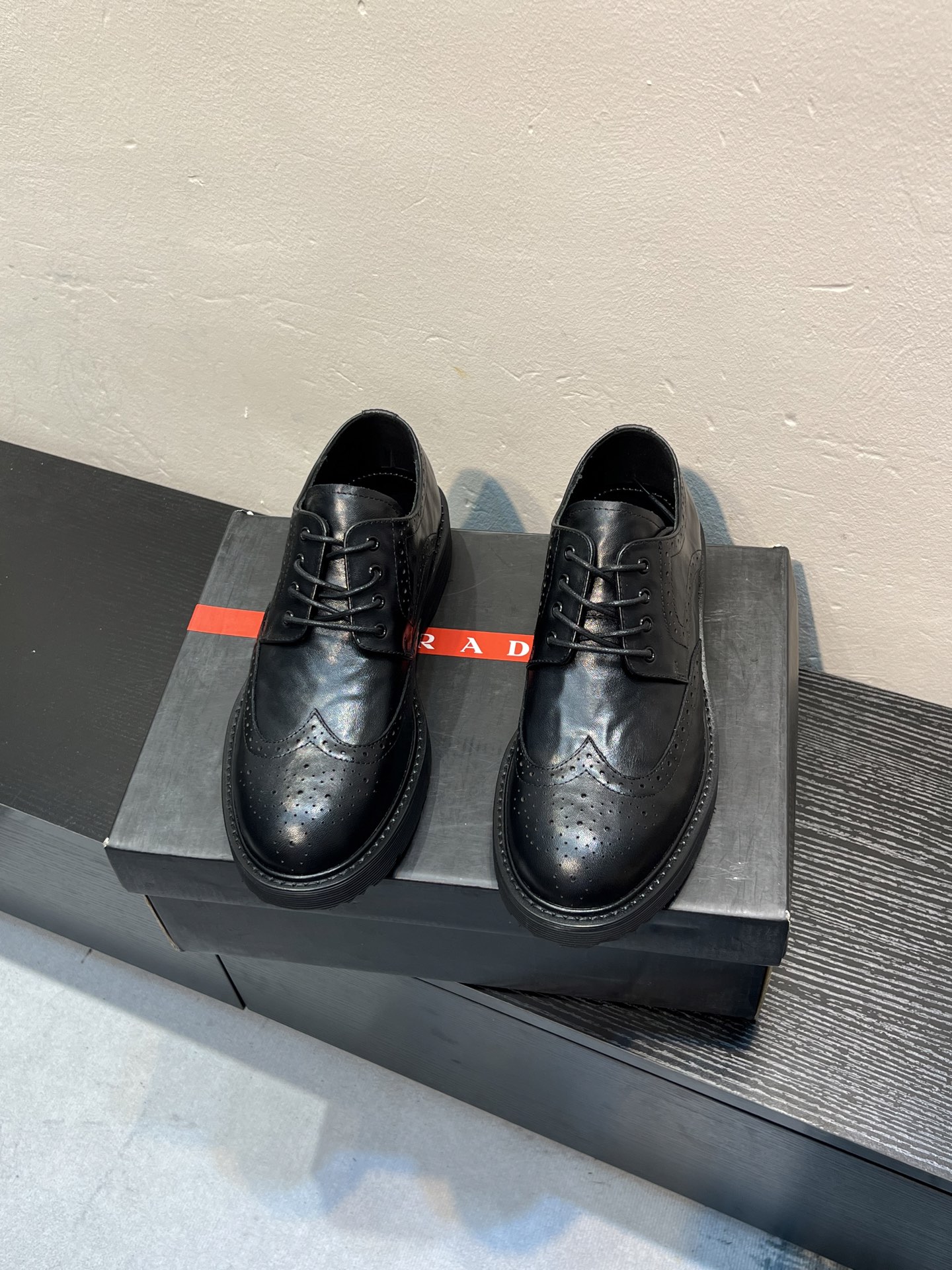 NO:930441,Prad*Prada. Men's popular fashion leather shoes. Original open-edge beaded cowhide. Cowhide surface | Full cowhide lining | Wear-resistant lightweight foam outsole | Lightweight and comfortable | Domineering and versatile upper foot Size38-44 (45 custom-made),, prada, prada, cowhide19860909Prad*普拉达.男士爆款时尚皮鞋 原版开边珠牛皮.牛皮面 ｜内里垫脚全牛皮｜耐磨轻便发泡大底｜轻便舒适｜上脚霸气百搭 Size38-44（45定做）,,prada,prada,cowhide,Men's shoes