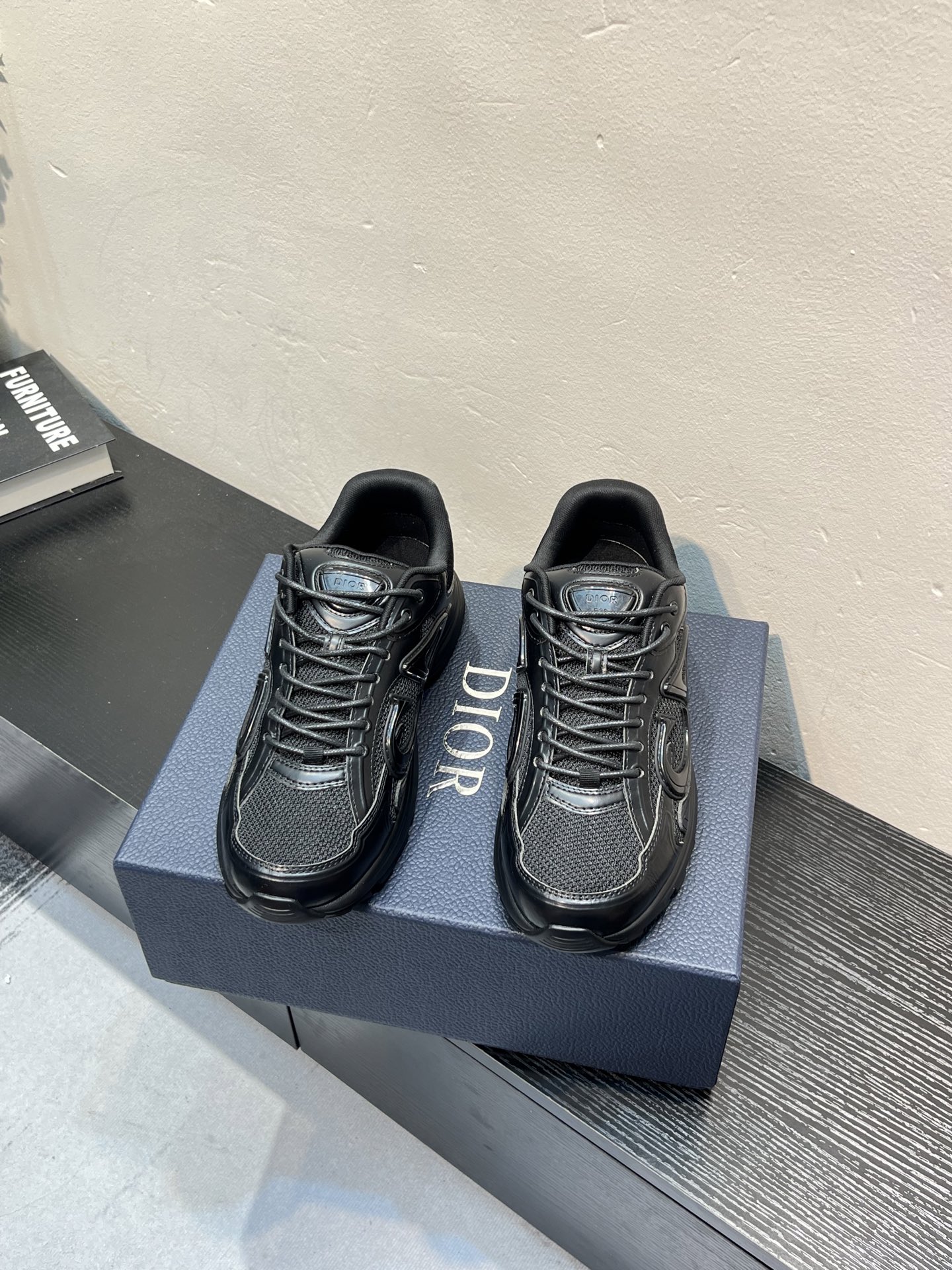 NO:930642,Dior Dior's latest color matching B30 series reflective dad sneakers. Original purchase, development and production. Brand new B30 sneakers. Dad Shoes style shoes that follow the trend of the retro market. The Dior logo on the tongue also indicates that this pair of shoes is the B30 model!  B30 uses fine-textured leather and mesh cloth materials to form a shoe body. There are conspicuous letters CD on both sides of the shoe body to indicate identity. Many lines on the shoe body outline details to make the shoes look less monotonous and full of retro flavor. The delivery counter is exquisitely packaged. The fabric is original customized technical fabric + mesh. The lining is customized and breathable. The outsole is original molded IP foam + TPU outsole. The bottom thickness is 3.5CM. Size women's size 35-40 /  Men's size 39-46 (Male 38 46 customized),, dior, dior, sneakers19860909Dior 迪奥最新配色B30系列 反光 老爹运动鞋 原版购入开发 做货 全新B30运动鞋 顺应复古市场的趋势的 Dad Shoes风格鞋款鞋舌上的Dior标志 也注明了这双鞋是B30的型号！B30运用了质感细腻的皮革和网眼布面材质拼接成鞋身,鞋身两侧有显眼的字母CD 表明身份,鞋身多处线条勾勒细节 让鞋子看起来不那么单调、复古味十足 配送专柜精美包装 面料原版定制科技面料+网面 内里定制透气内里 大底原版开模IP发泡+TPU大底 底厚3.5CM Size女码35-40 / 男码39-46（男38 46定做）,,dior,dior,sneakers,Men's shoes