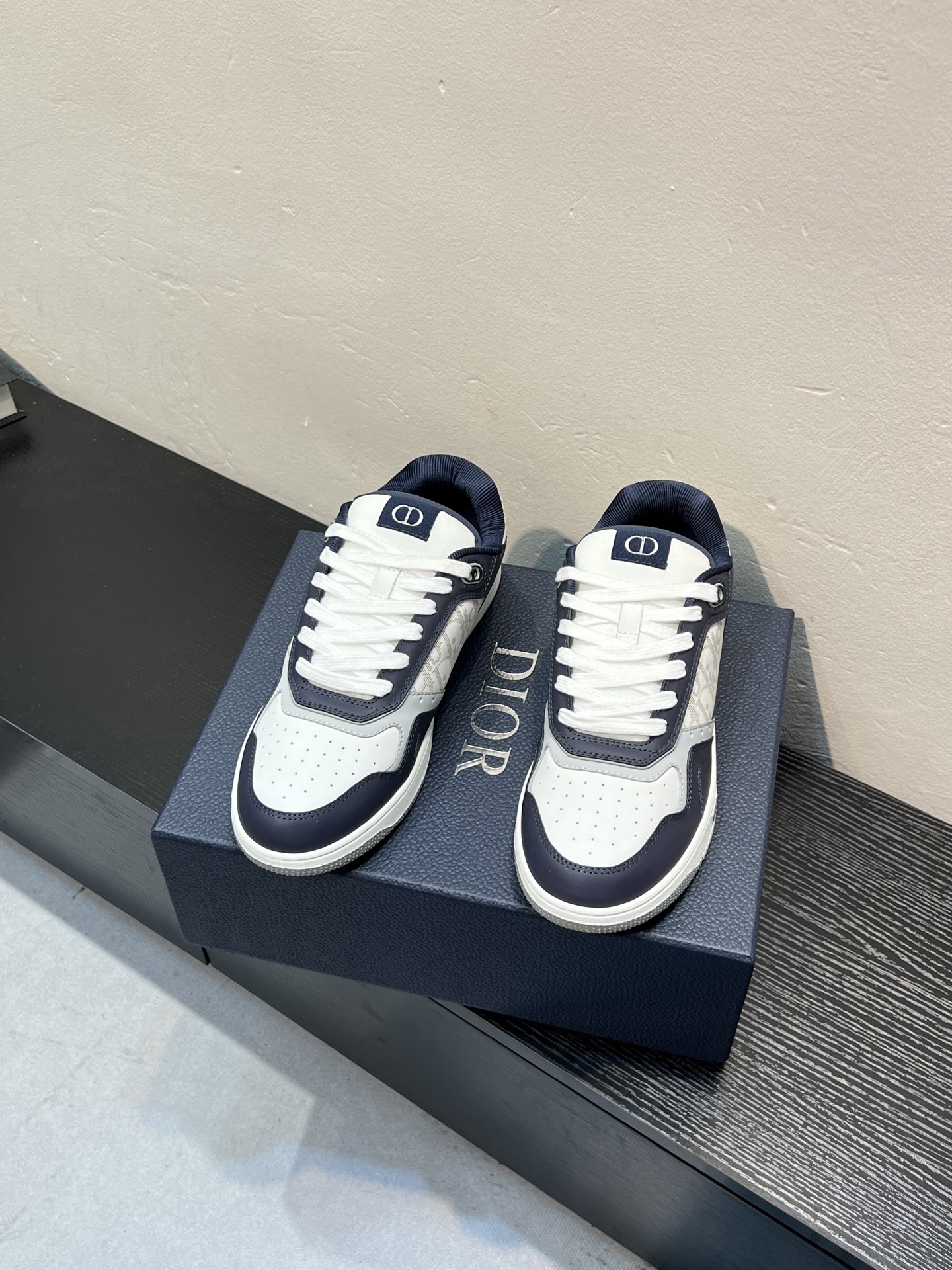NO:930651,Dior Dior B27 series couple model, presbyopia, stone pattern, casual sneakers, sneakers, original purchase, development and production. This B27 low-top sneaker is a new product in the series, continuing Dior's classic style. It is carefully made of white and gray smooth cow leather, and is decorated with white Oblique Galaxy printed leather panels on the side. 'CD  Icon'-shaped lace eyelets are clever and exquisite, and the two-color rubber soles, rear collar and heel are all equipped with brand signature details to enhance the style. Fashionable and versatile, it can add luster to various looks. Exquisite packaging at the delivery counter. Fabric original custom calfskin + Oblique floral fabric. Customized breathable lining. Outsole original open mold TPU combination outsole. Bottom thickness 2CM. Size female 35-41 and male 38-46 (female 41 male 45).  46 customized),,dior,dior,sneakers,cowhide19860909Dior迪奥B27系列 情侣款 老花 石头纹 休闲 运动鞋 板鞋 原版购入开发 做货 这款 B27 低帮运动鞋是该系列新品,延续 Dior 的经典款式.采用白色和灰色光滑牛皮革精心制作,侧面饰以白色 Oblique Galaxy 印花皮革镶片.“CD Icon”造型的鞋带孔眼巧妙精致,双色橡胶鞋底、后侧鞋口和鞋跟处均带有品牌标志性细节,提升格调.时尚百搭,可为各式造型增光添彩. 配送专柜精美包装 面料原版定制小牛皮+ Oblique老花布 内里定制透气内里 大底原版开模TPU组合大底 底厚2CM Size女码35-41 男码38-46（女41 男45 46定做）,,dior,dior,sneakers,cowhide,Men's shoes