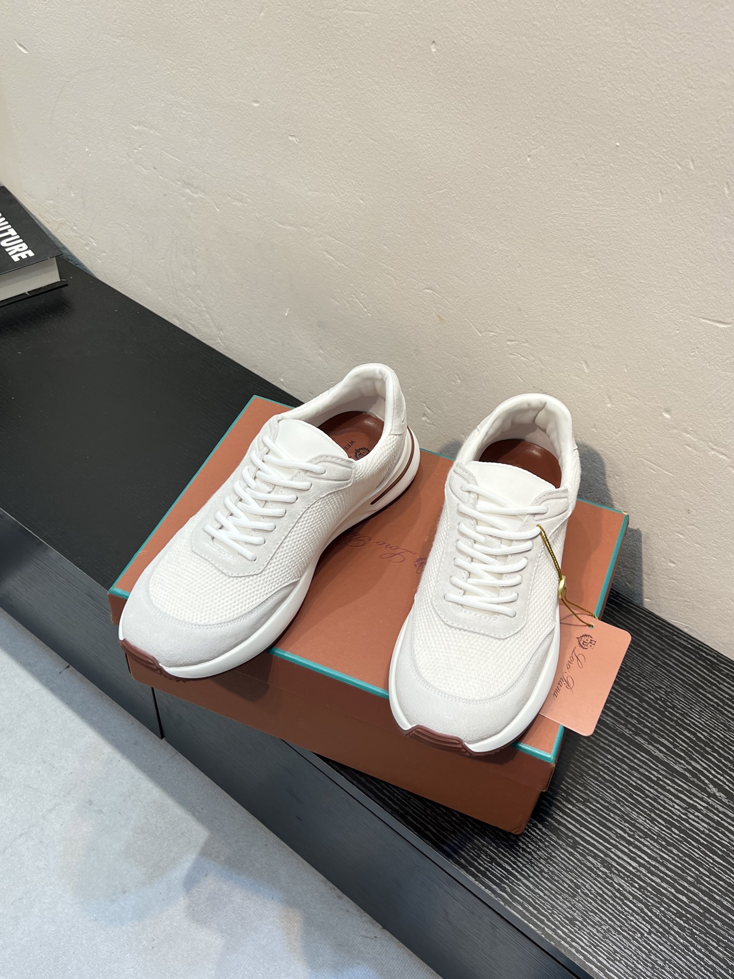 NO:954270,Loro Piana Walking Sports Men's Shoes LP Jogging Shoes (Original Soles Made in Guangdong) Comparison in and out of the counter. This casual shoe is knitted with Wind fiber and handmade to show a unique three-dimensional effect. The unique version narrows slightly in the middle and is embellished with naba leather details. The lightweight TPU sole and edge studs enhance grip and stability, and the functional details full of modern beauty add a sporty style to the shoes. The upper uses hot-melt edge sealing technology  The lightweight technical material of the Kummel-colored rubber outsole is inlaid with cushioning pads on the inside of the sole to make weight distribution more even and reduce the load during walking. Leather eyelets are set directly on the upper fixed to the sole to ensure stability. The rear is equipped with cushioning pads to improve wearing comfort. Fabric Nylon Decoration Cow leather Accessories Polyurethane Full package at the counter Comes with insole and shoelaces Same as the counter Size 39/44 (custom-made for 45) xx,, loro  piana,loro piana,cowhide19860909Loro Piana 散步 运动 男鞋 LP慢跑鞋（莞产代工厂原厂底）随意进出专柜对比 这款休闲鞋采用Wind纤维针织而成,纯手工打造 呈现出别致的立体效果.独特的版型在中段轻微变窄,并以纳巴革细节点缀.轻盈TPU鞋底和边缘的鞋钉增强抓地力和稳定性,充满现代美感的功能细节设计为鞋子平添了运动风格. 鞋面使用热熔封边工艺 Kummel 色橡胶外底的轻盈技术材料鞋底内侧镶嵌着缓冲垫,让重量分配更平均,减轻行进间的负荷 皮革鞋眼直接设于固定在鞋底的鞋面上,以确保稳定性 后部搭配缓冲垫,以提升穿着舒适感 面料 锦纶 装饰 牛皮革 辅料 聚氨酯 专柜全套包装 配鞋垫和鞋带 专柜一致 尺码39/44（45订做）xx,,loro piana,loro piana,cowhide,Men's shoes