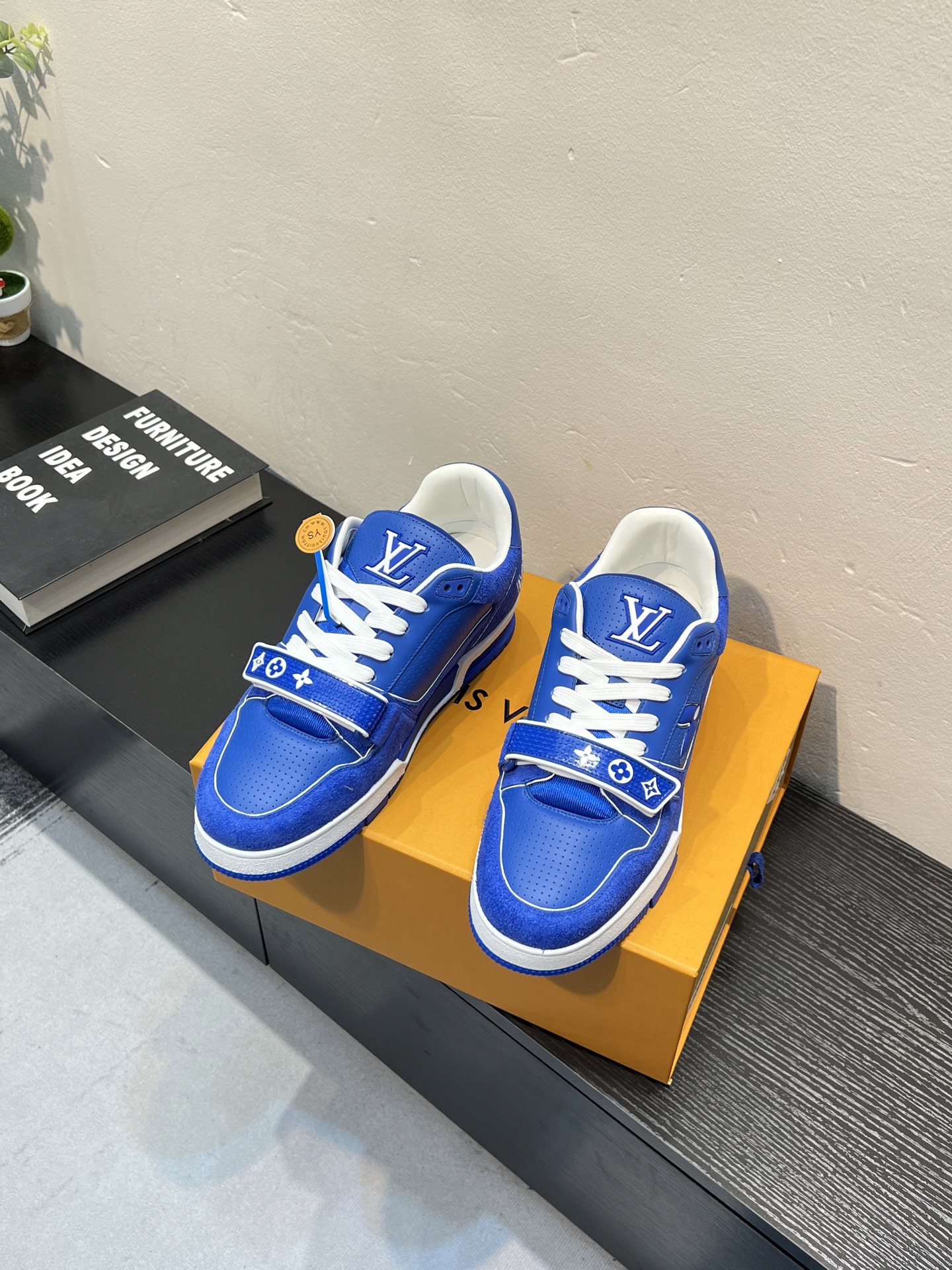 NO:955842,LV top version, Jigglypuff’s new model, purchase quality LV~Louis Vuitton LV TRAINER’s best-looking sneakers, Donkey Brand strongly recommends new products, official website limited edition retro basketball sneakers!  Both the high-top and low-top cost money to purchase the original 1:1 accurate replica, the details are invincible, full of sincerity, imported custom-made original cowhide, the original package method is the same, the details are 100% restored, the private model customizes the original one-piece TPU outsole, which is different from other brands. Without the original version, this effect cannot be achieved!   Men's and women's models 35-40 39-45 (46 is custom-made and cannot be returned or exchanged),, louis vuitton, louis vuitton, louis vuitton, sneakers, cowhide19860909LV顶级版本 胖丁新款 代购品质LV～路易威登Lv TRAINER最好看的运动鞋,驴牌力推新品,官网限定款复古篮球运动鞋！高帮低帮均花血本购入原版1:1精准复刻、细节很无敌、诚意满满、进口定制原版牛皮,原版一致套包做法,细节百分百还原、私模定制原版一体成型TPU大底、区别于别家、没有原版是开不出这效果的！  男女款35-40 39-45（46定做不退换）,,louis vuitton,louis vuitton,louis vuitton,sneakers,cowhide,Men's shoes