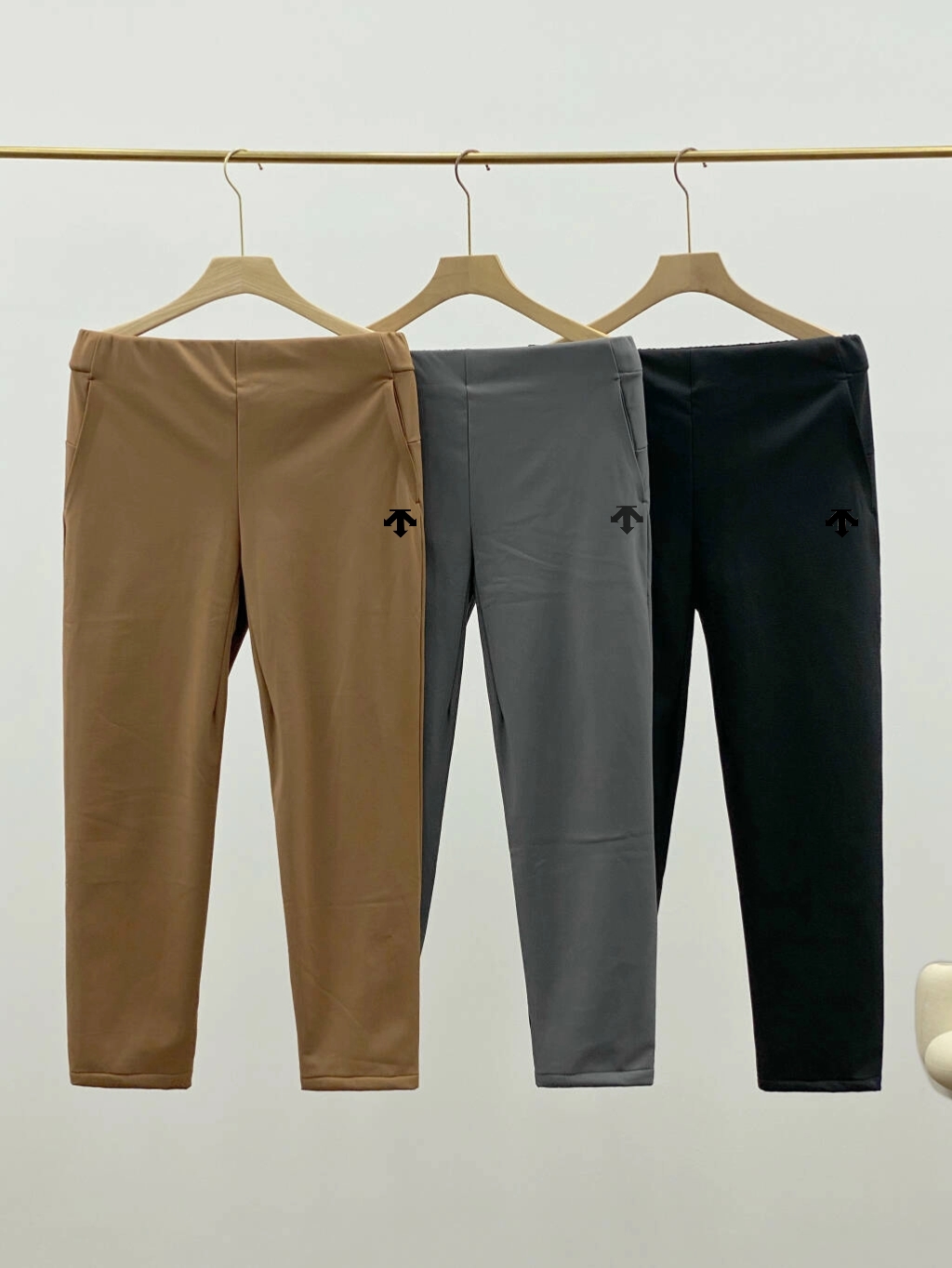 款号753 💰150加绒裤DESCENTE/迪桑特25年新品加绒TRA1N1NG综训男式防水防雨透湿梭织运动松紧腰冲锋软壳长裤。 三防休闲户外裤爆款重固定高安全性裤腰双面贴合工艺平整口袋斜口袋补墙设计拉链全部均采用ykk,强保暖通勤裤专为寒冬打造的,抗静电不易吸附毛发,有效改善穿脱,握手开门等被电的烦恼,高品质看细节,温暖不闷热,体感舒适,防风透气,引领时尚巧妙,平衡防风雨透气,修身长裤,解决了传统加绒裤厚重活动受限,视觉臃肿的缺憾,寒冬出行穿着保暖更有型 让我们一起穿上户外三防冲锋裤,踏上属于自己的冒险之旅吧 面料独家定制的进口AB面一体澳离子面料 ,超级细腻柔软 非常舒适细腻保暖舒适非独家配色独家面料 立体裁剪 ,修身收口版型上身效果极佳 ,超级完美的一款软壳神裤 ,过冬一条就够 ,适合各种身材轻松驾驭 ~保暖性能超好穿在身上又不臃肿! 颜色:黑色,灰色,咖色。 尺码:m,L,XL,2xL,3xL,4XL。