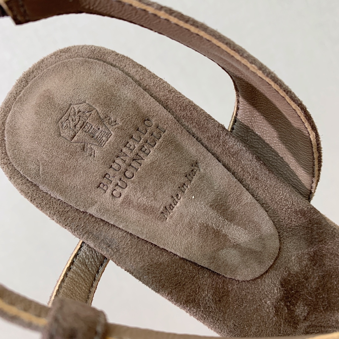 BRUNELL*CUCINELL*方头凉鞋经典灵感定义了这款新高跟凉鞋的现代优雅风格鞋面羊京牛皮羊皮内里