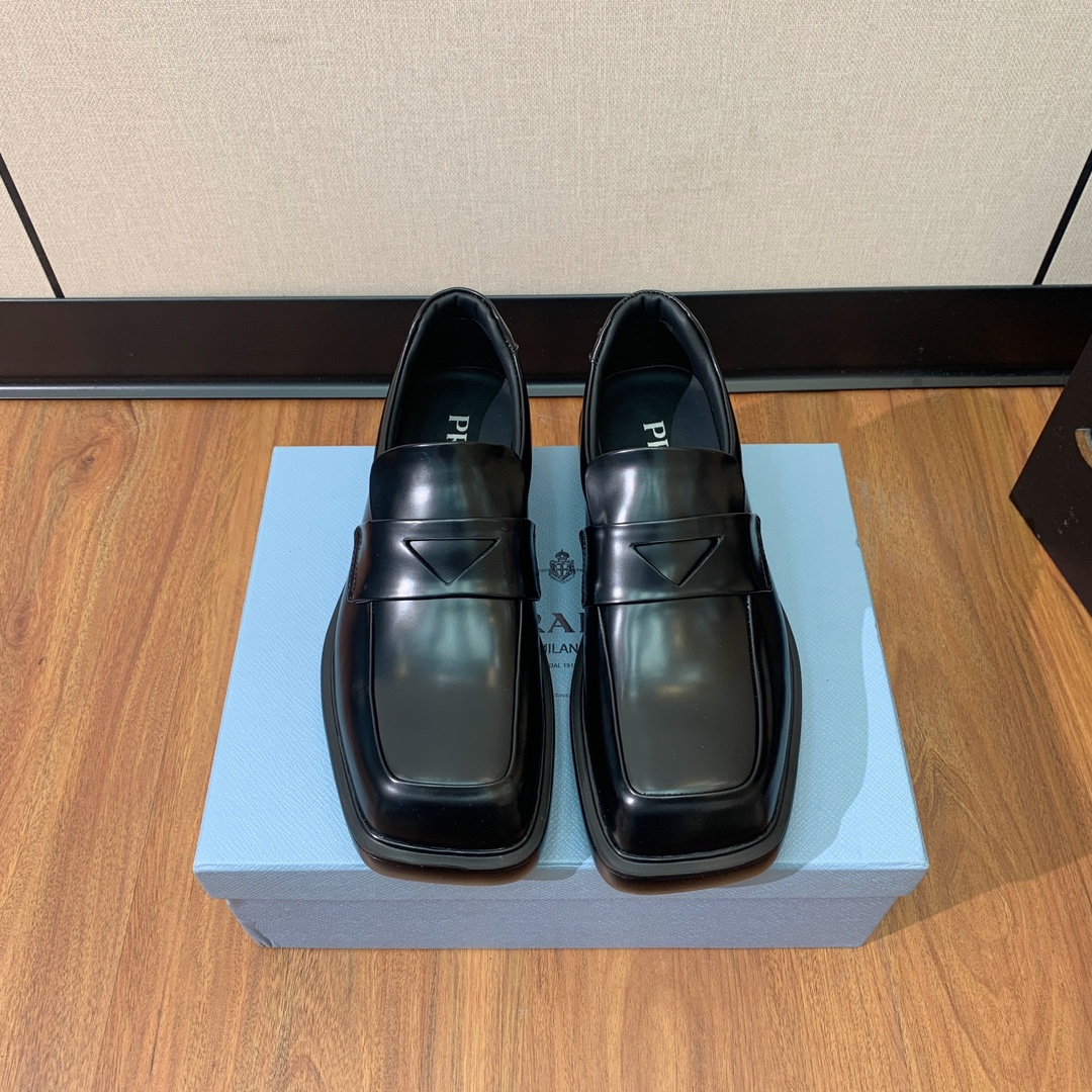 NO:227866,【Prad*】Couple casual leather shoes. Wear them to make you look handsome. This shoe is very comfortable on the feet and has a great feeling. Material upper imported beaded cowhide. Cowhide inner lining, logo and anti-slip sole. Size for women 35-41 (40 and 41 custom-made without return and exchange) Men 39-45 (39 and 45 custom-made without return and exchange) Compare for women. Men., loafers, prada, loafers, cowhide19860909【Prad*】情侣款休闲皮鞋.穿上增高帅气,这款鞋子上脚非常舒服,脚感很棒. 材质鞋面进口开边珠牛皮.牛皮内里,带logo 防滑鞋底. 码数女35-41（40、41定制不退换） 男39-45（39、45定制不退换） 批女.男.,乐福鞋,prada,loafers,cowhide,Women's Shoes
