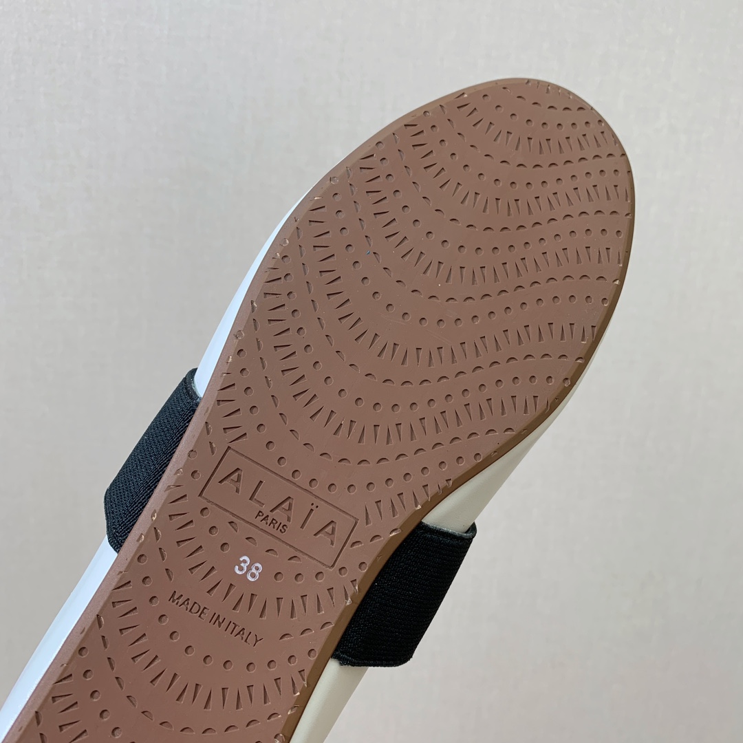 【Alaia】芭蕾舞平底鞋。顶级版。超级火，上脚超舒服超美。网面，牛皮面。羊皮垫脚，橡胶底，原版小皮箱。