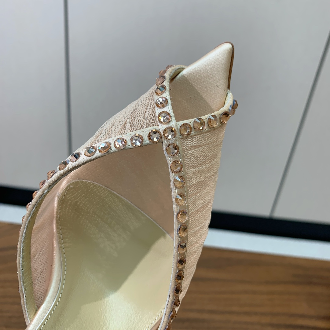 【Anderea Wazen】蕾丝凉鞋。纯手工蕾丝折叠工艺，非常的美，上脚无敌了。鞋面进口真丝+蕾丝。羊