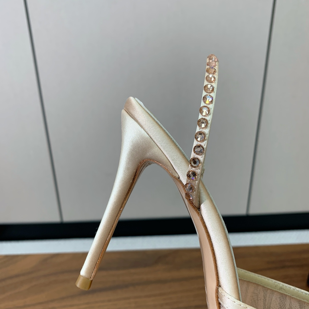 【Anderea Wazen】蕾丝凉鞋。纯手工蕾丝折叠工艺，非常的美，上脚无敌了。鞋面进口真丝+蕾丝。羊