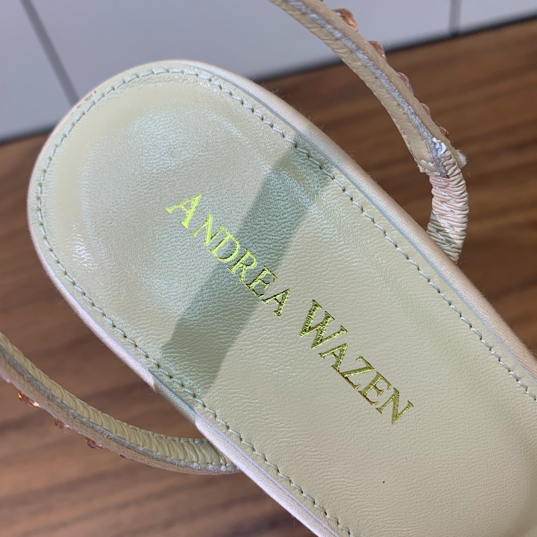 【Anderea Wazen】蕾丝凉鞋。纯手工蕾丝折叠工艺，非常的美，上脚无敌了。鞋面进口真丝+蕾丝。羊