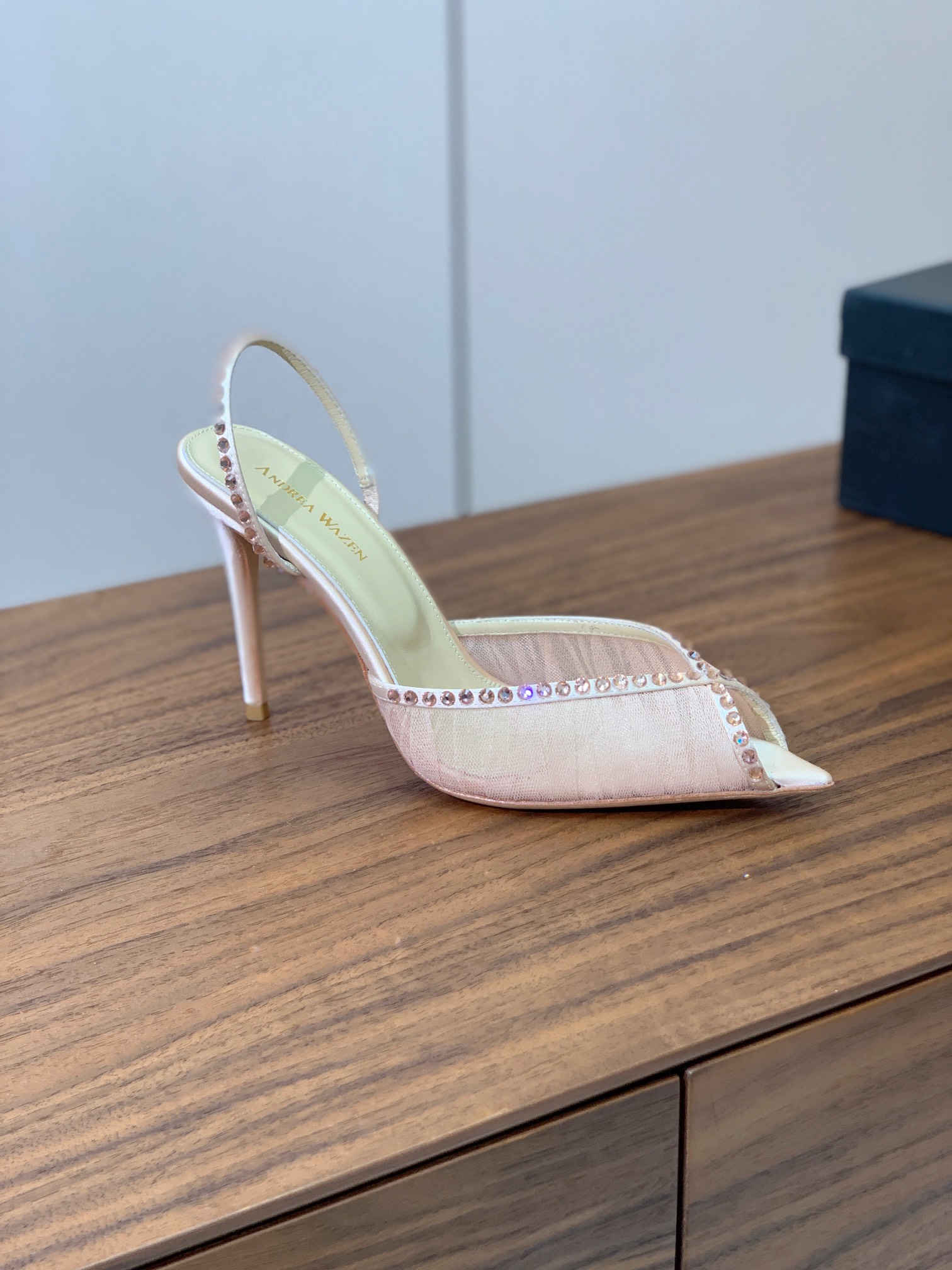 【Anderea Wazen】蕾丝凉鞋。纯手工蕾丝折叠工艺，非常的美，上脚无敌了。鞋面进口真丝+蕾丝。羊