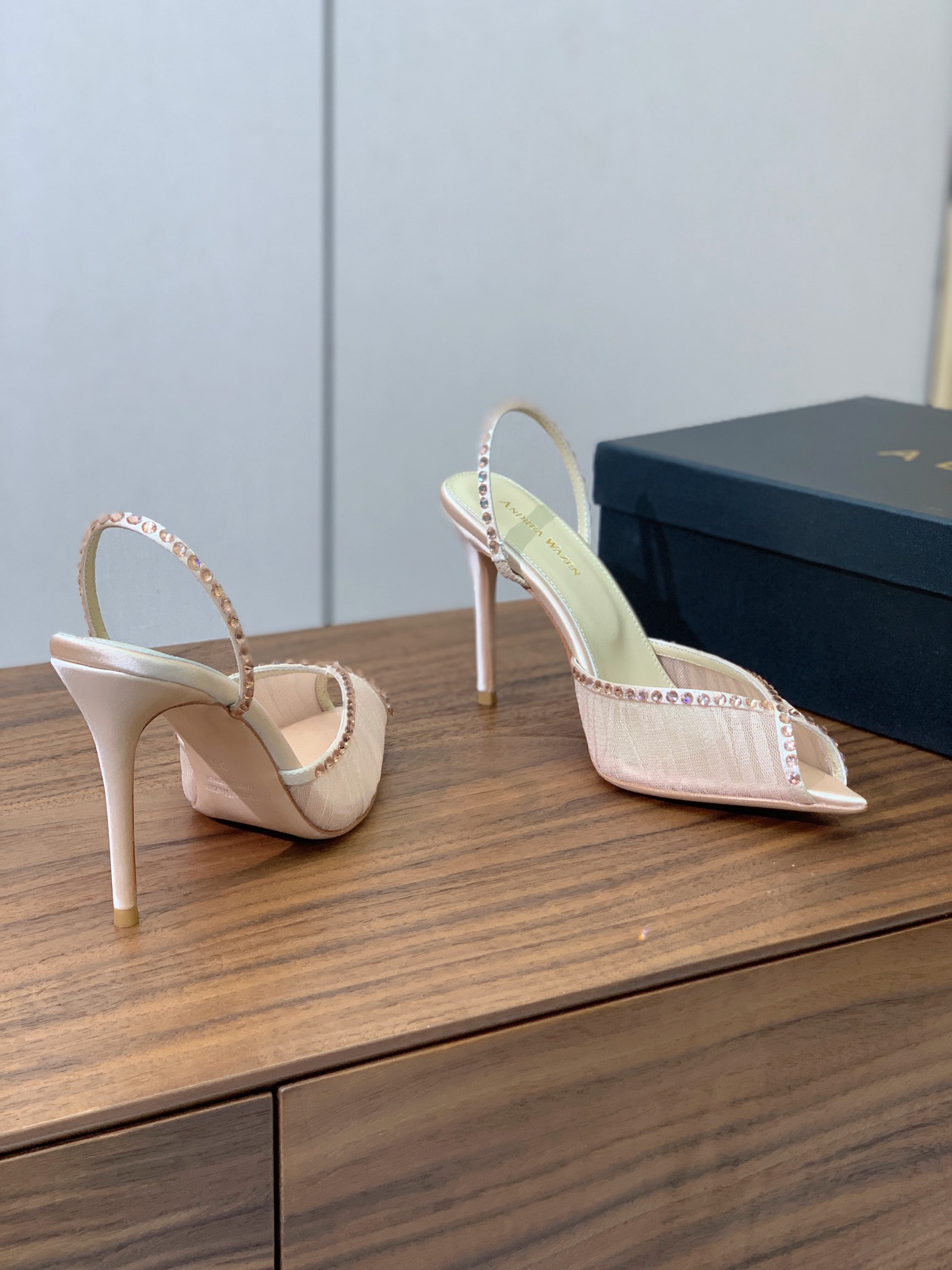 【Anderea Wazen】蕾丝凉鞋。纯手工蕾丝折叠工艺，非常的美，上脚无敌了。鞋面进口真丝+蕾丝。羊