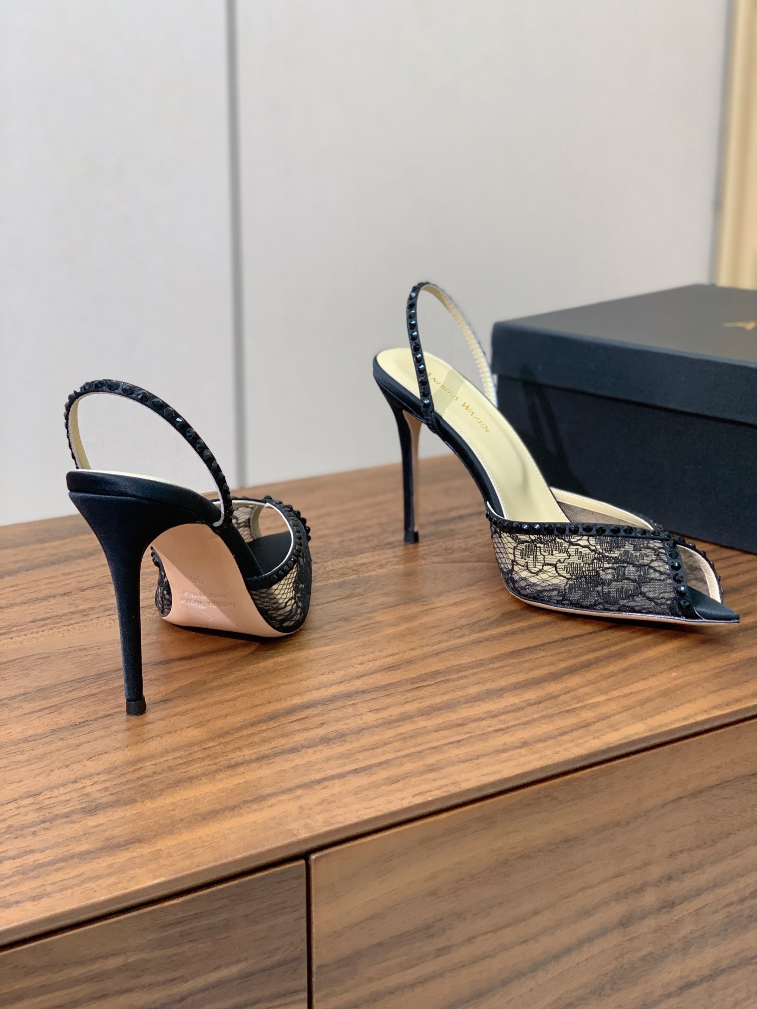 【Anderea Wazen】蕾丝凉鞋。纯手工蕾丝折叠工艺，非常的美，上脚无敌了。鞋面进口真丝+蕾丝。羊