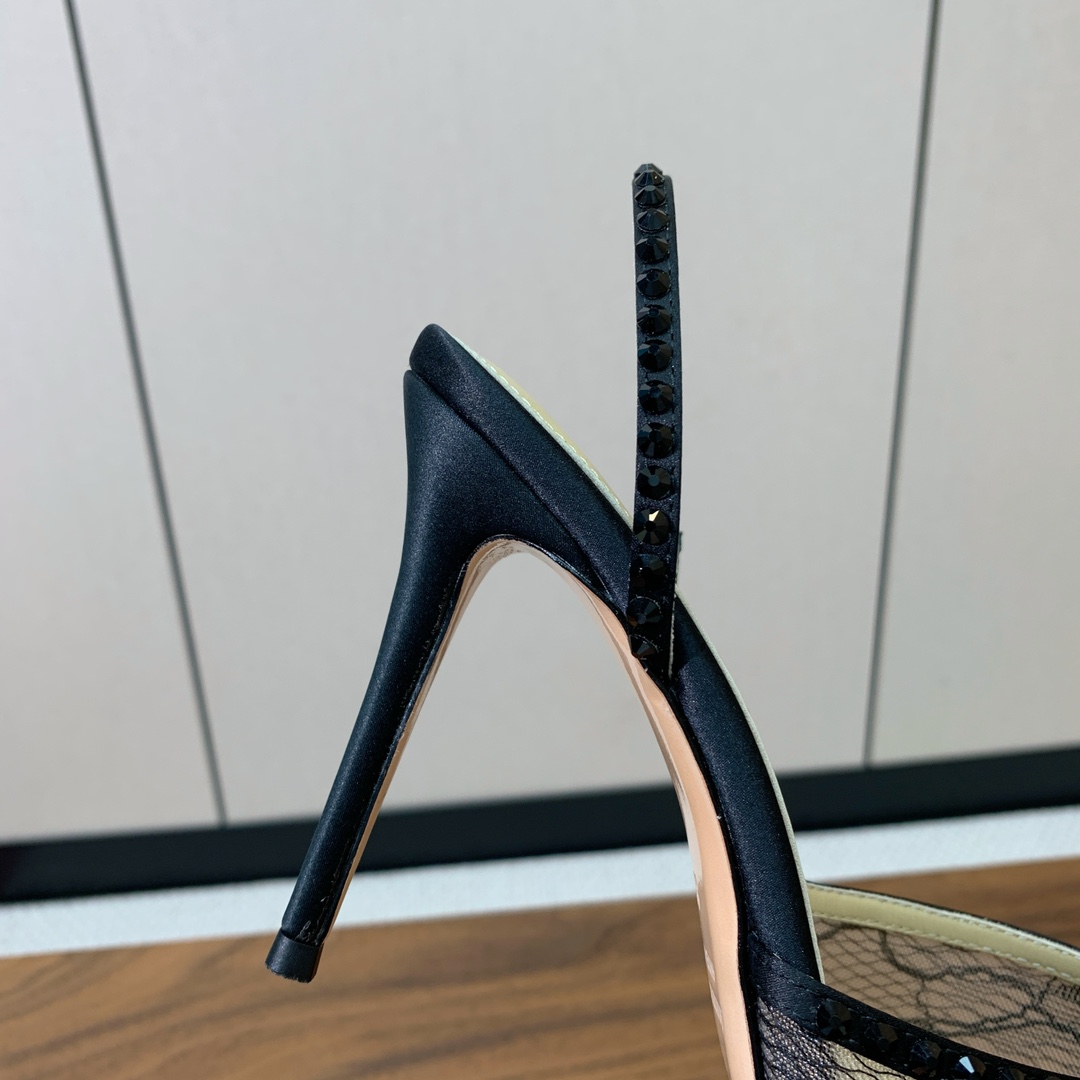 【Anderea Wazen】蕾丝凉鞋。纯手工蕾丝折叠工艺，非常的美，上脚无敌了。鞋面进口真丝+蕾丝。羊