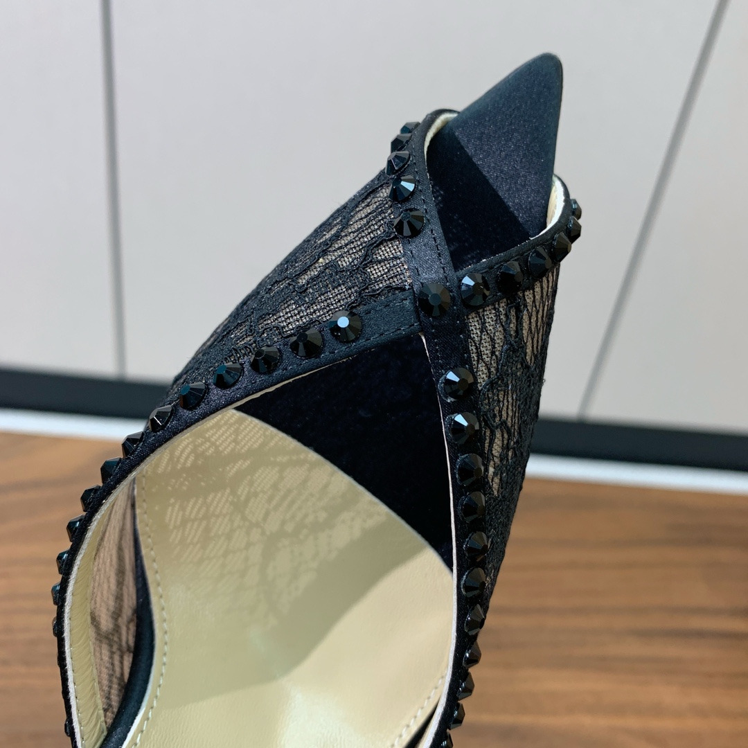 【Anderea Wazen】蕾丝凉鞋。纯手工蕾丝折叠工艺，非常的美，上脚无敌了。鞋面进口真丝+蕾丝。羊