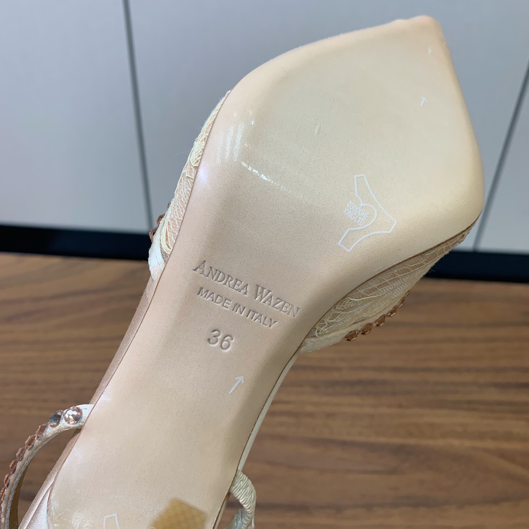 【Anderea Wazen】蕾丝凉鞋。纯手工蕾丝折叠工艺，非常的美，上脚无敌了。鞋面进口真丝+蕾丝。羊