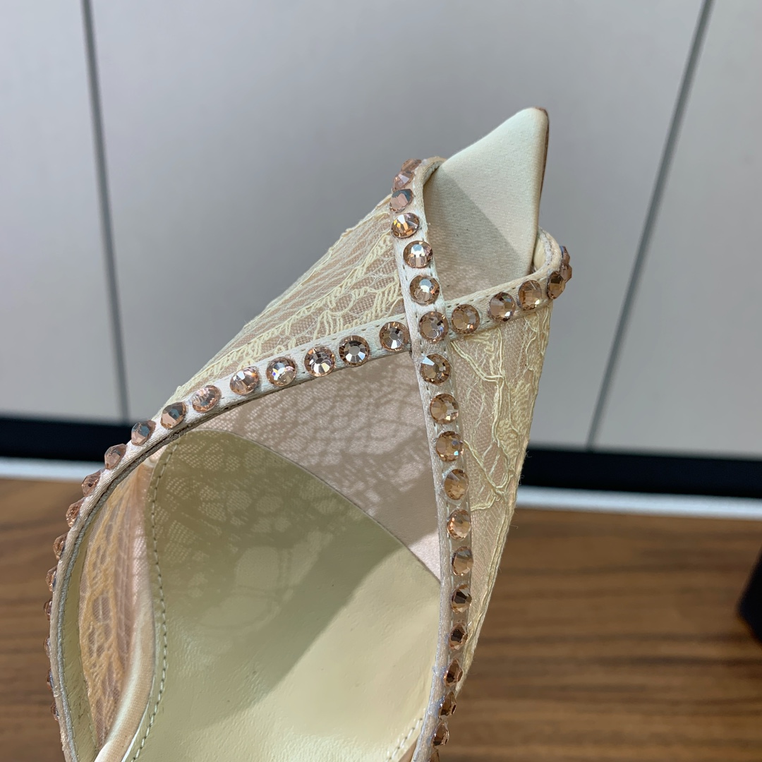 【Anderea Wazen】蕾丝凉鞋。纯手工蕾丝折叠工艺，非常的美，上脚无敌了。鞋面进口真丝+蕾丝。羊