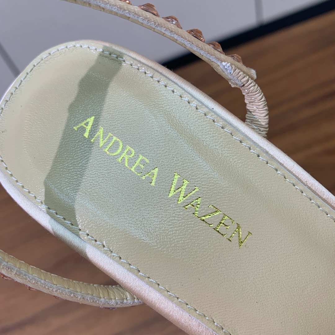 【Anderea Wazen】蕾丝凉鞋。纯手工蕾丝折叠工艺，非常的美，上脚无敌了。鞋面进口真丝+蕾丝。羊