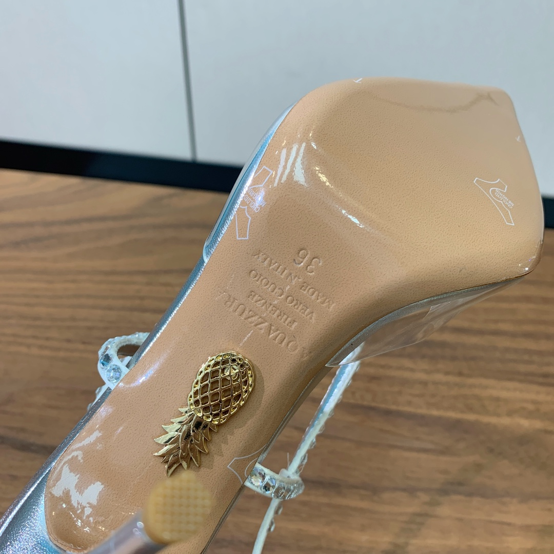 【Anderea Wazen】胶片凉鞋。非常的美，上脚无敌了。鞋面胶片➕烫钻。羊皮垫脚。真皮大底，跟高9