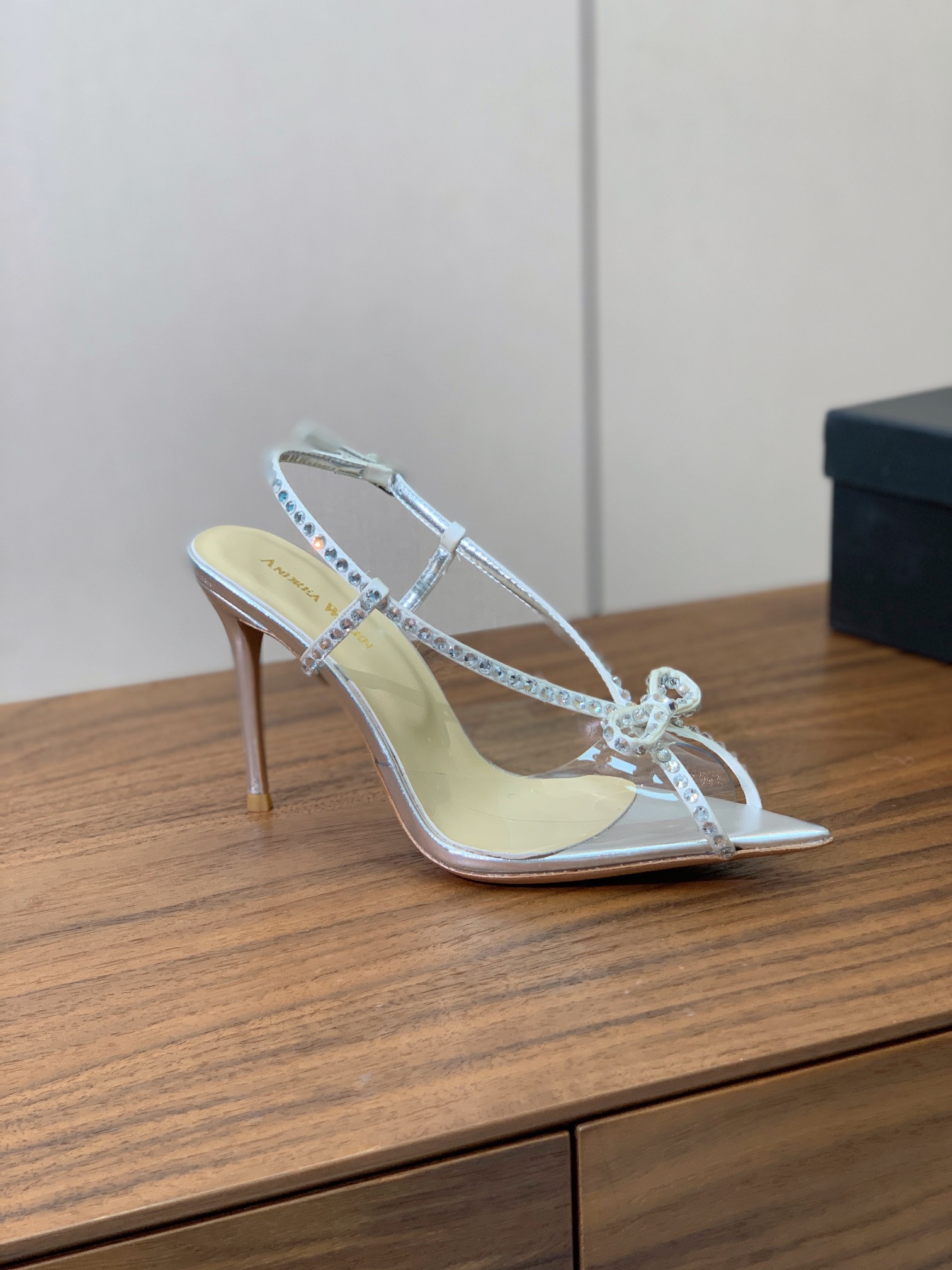 【Anderea Wazen】胶片凉鞋。非常的美，上脚无敌了。鞋面胶片➕烫钻。羊皮垫脚。真皮大底，跟高9