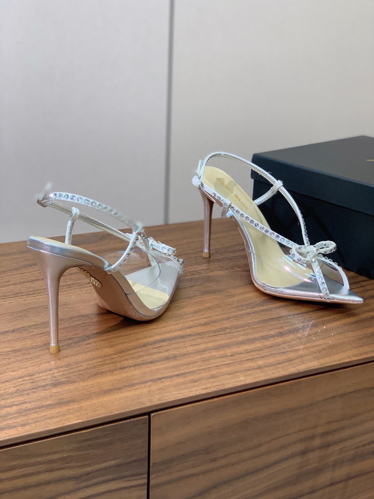 【Anderea Wazen】胶片凉鞋。非常的美，上脚无敌了。鞋面胶片➕烫钻。羊皮垫脚。真皮大底，跟高9