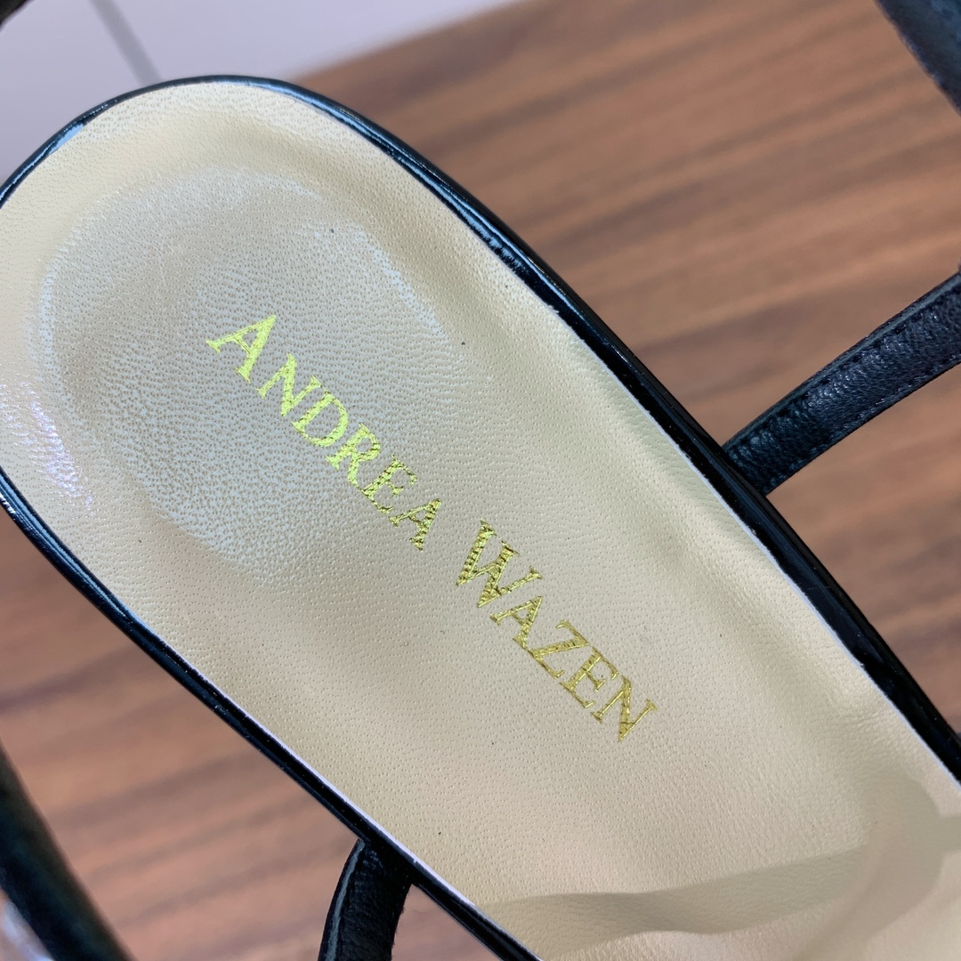 【Anderea Wazen】胶片凉鞋。非常的美，上脚无敌了。鞋面胶片➕烫钻。羊皮垫脚。真皮大底，跟高9