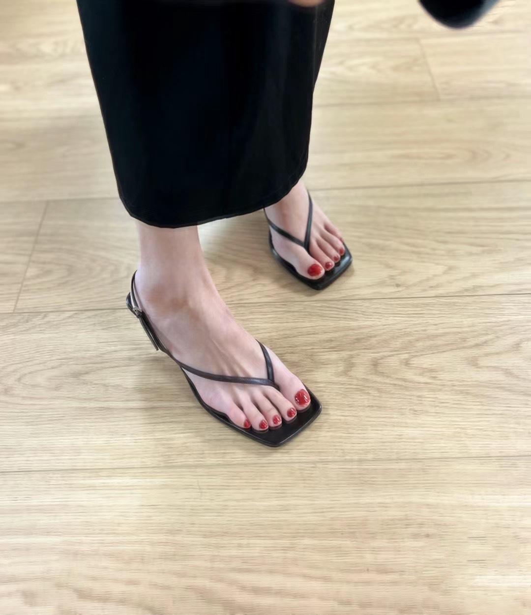 NO:230829,Picture of foot, split toe shoes19860909上脚图,分趾鞋,Women's Shoes