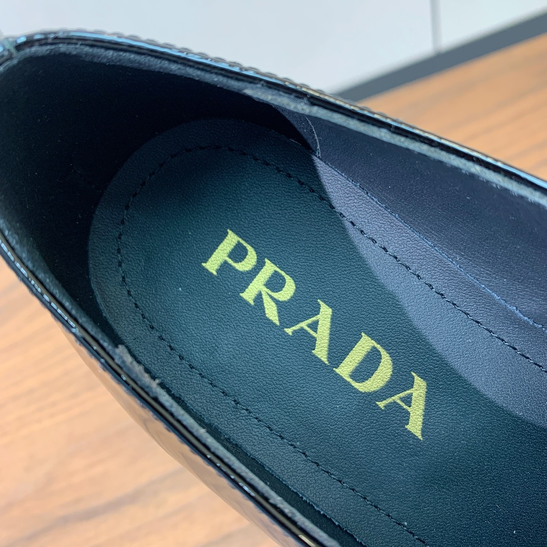 Prad*三角金属标松糕厚底鞋众多网红上脚穿上增高休闲两不失误材质鞋面开边珠漆皮牛皮内里及垫脚带logo