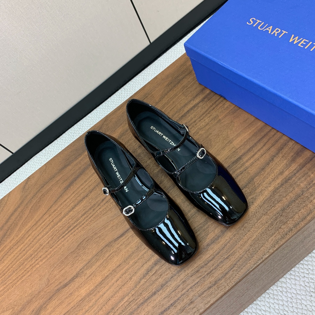 StuartWeitzma玛丽珍小皮鞋匠心品质精湛工艺致力于为每一位现代女性打造舒适且奢华的时尚鞋履！材