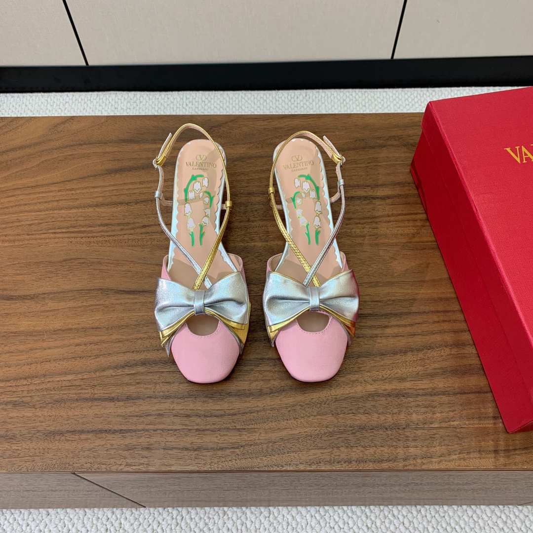 Valent*no新品蝴蝶结凉鞋立体镂空蝴蝶结装饰灵动又温柔方跟设计舒适度超好搭配甜美又温柔材质鞋面采用