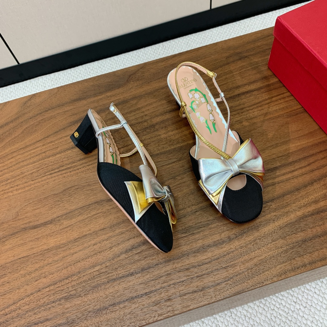 Valent*no新品蝴蝶结凉鞋立体镂空蝴蝶结装饰灵动又温柔方跟设计舒适度超好搭配甜美又温柔材质鞋面采用